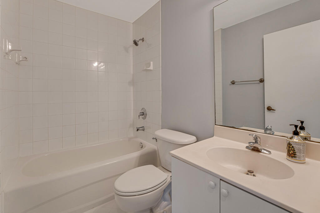 3810 N JOG #204, West Palm Beach FL 33411