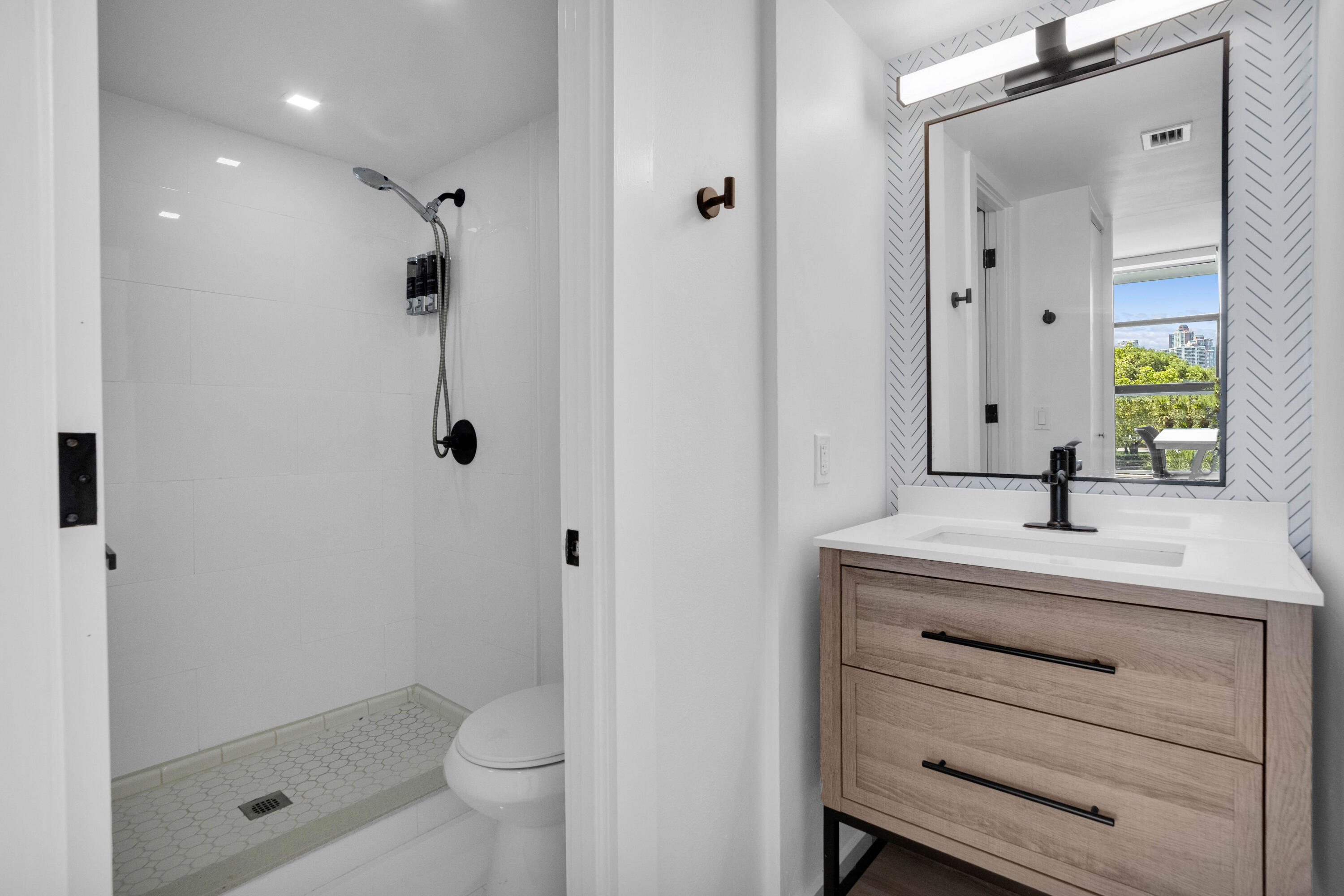 3701 N COUNTRY CLUB #404, Aventura FL 33180