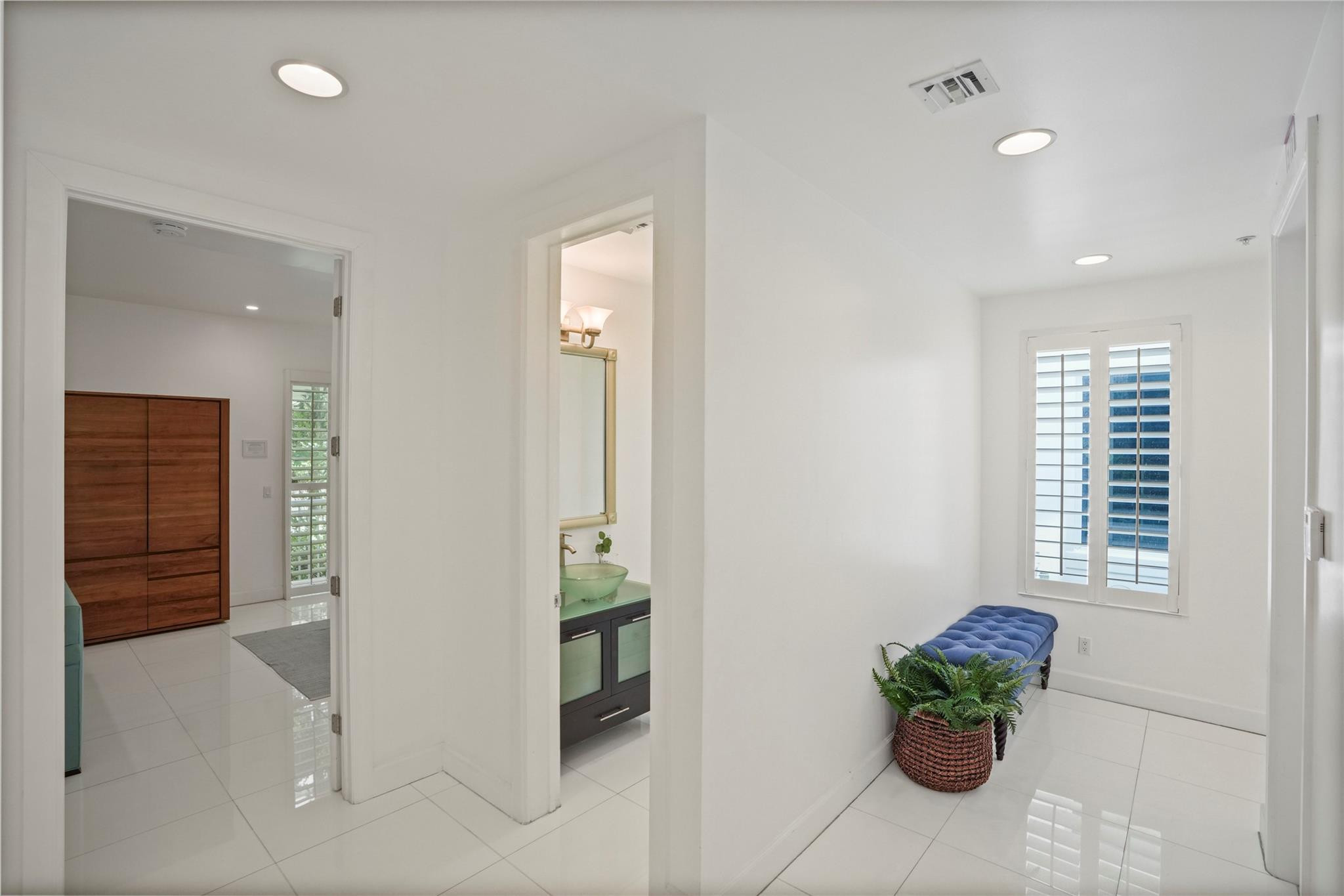 347 Oak #B1, Hollywood FL 33019