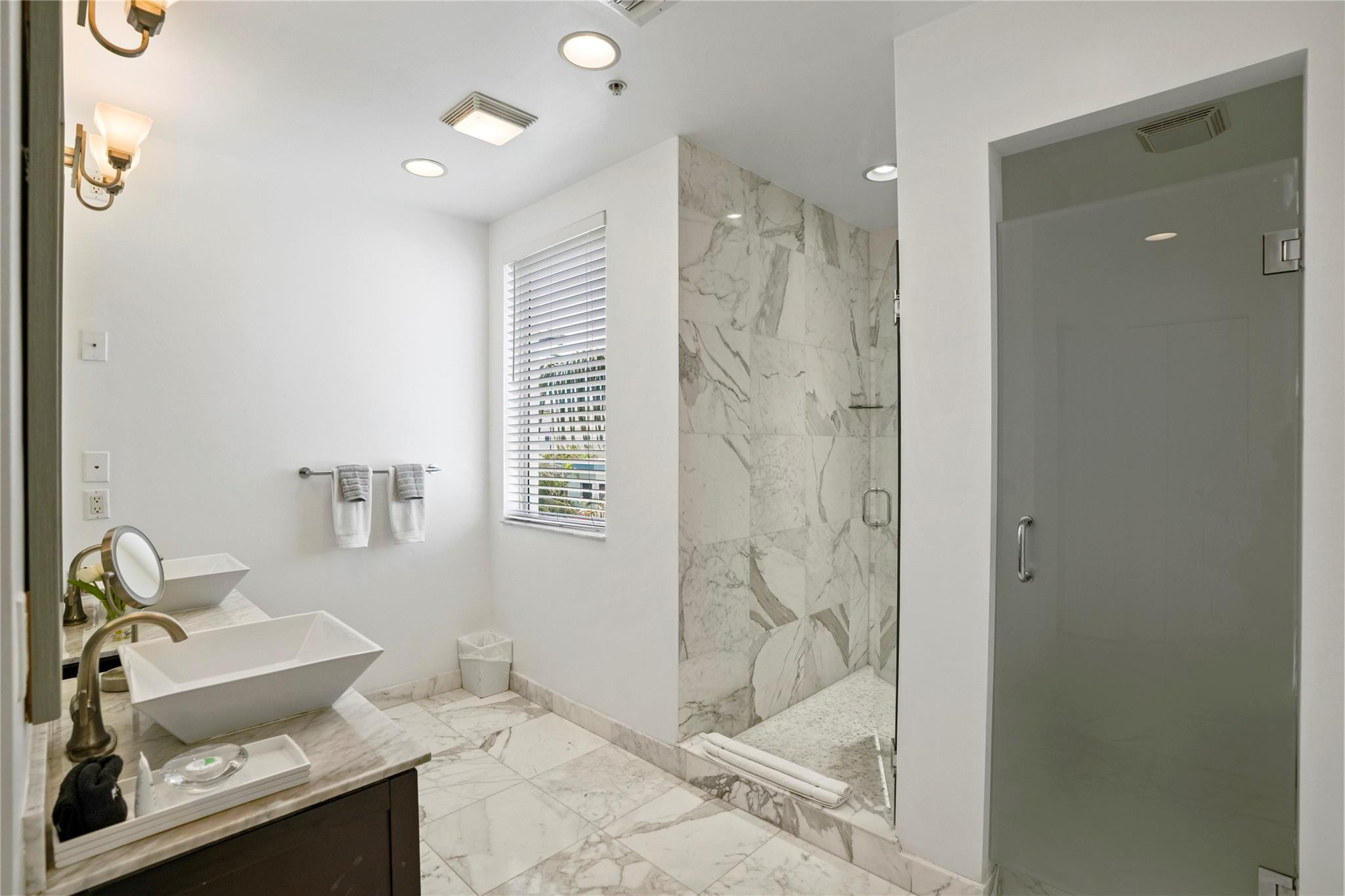 347 Oak #B1, Hollywood FL 33019
