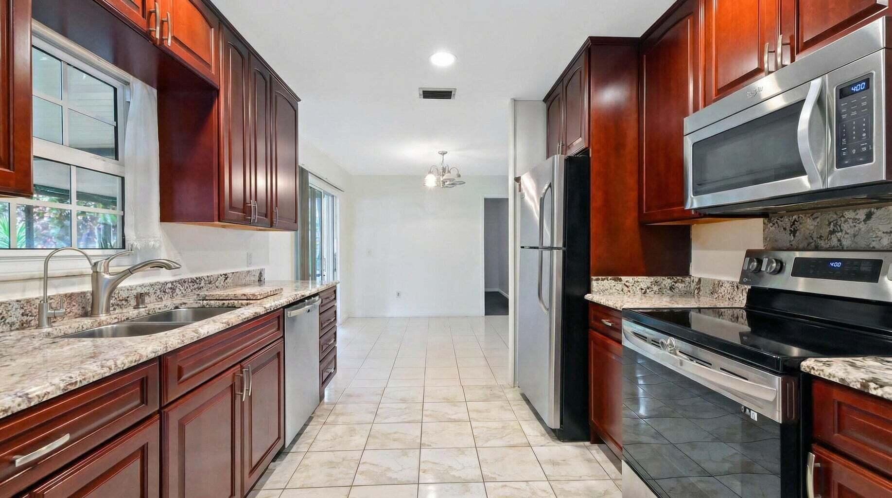 428 ALEMEDA, Palm Springs FL 33461