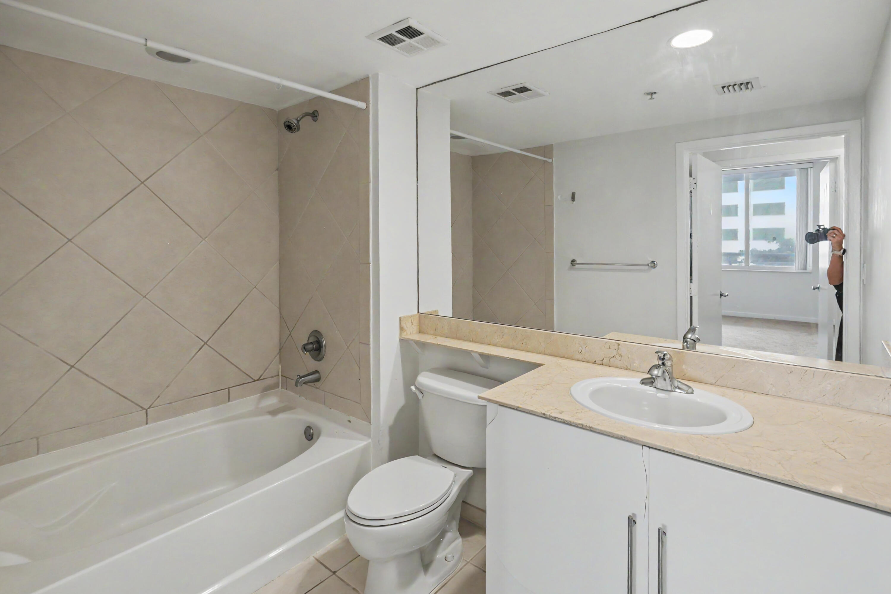 335 S Biscayne #1002, Miami FL 33131