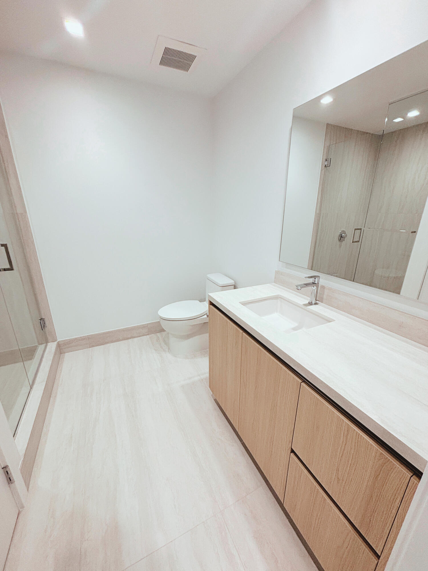2411 Laguna #1104, North Miami FL 33181