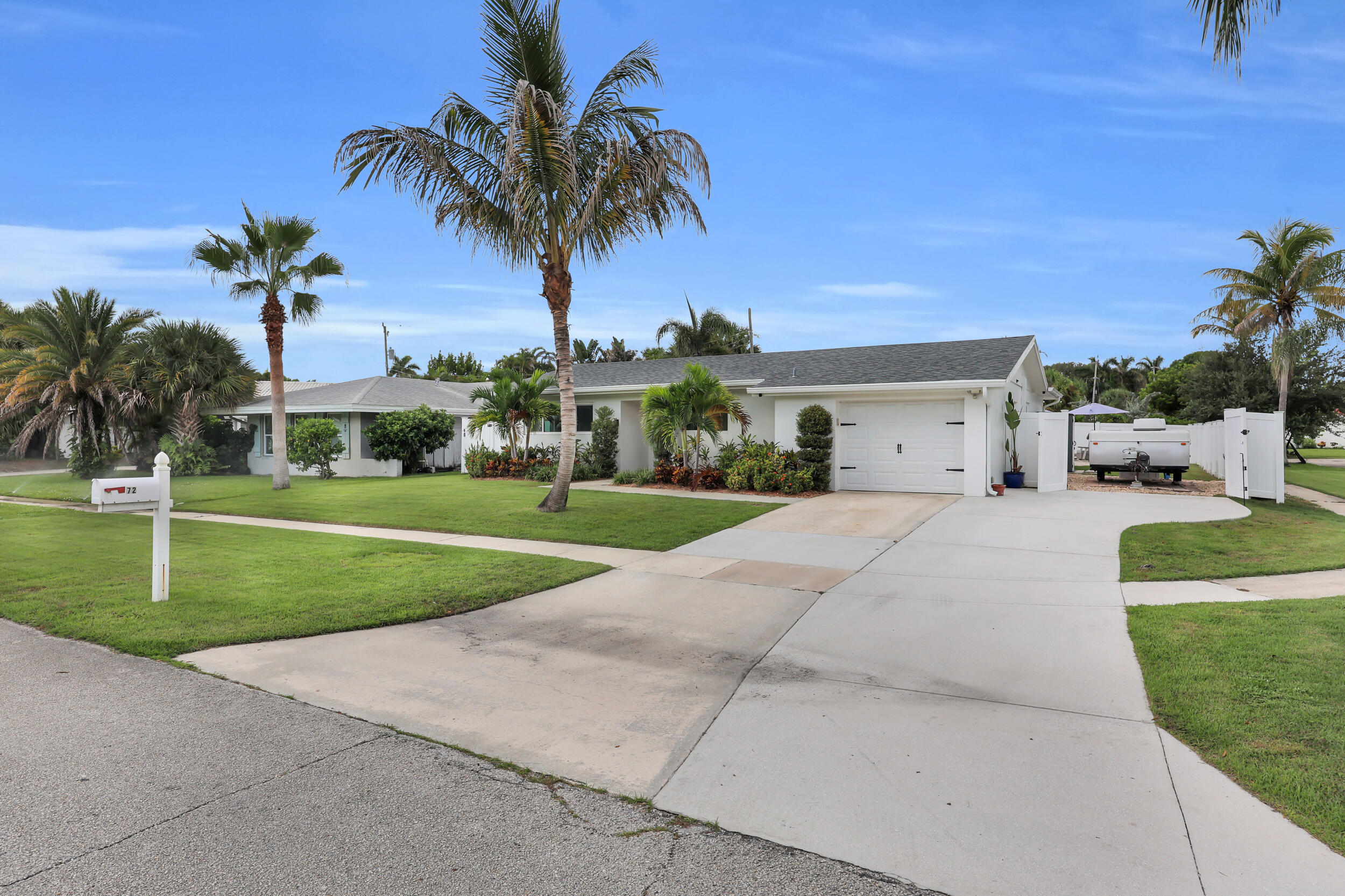 72 WILLOW, Tequesta FL 33469