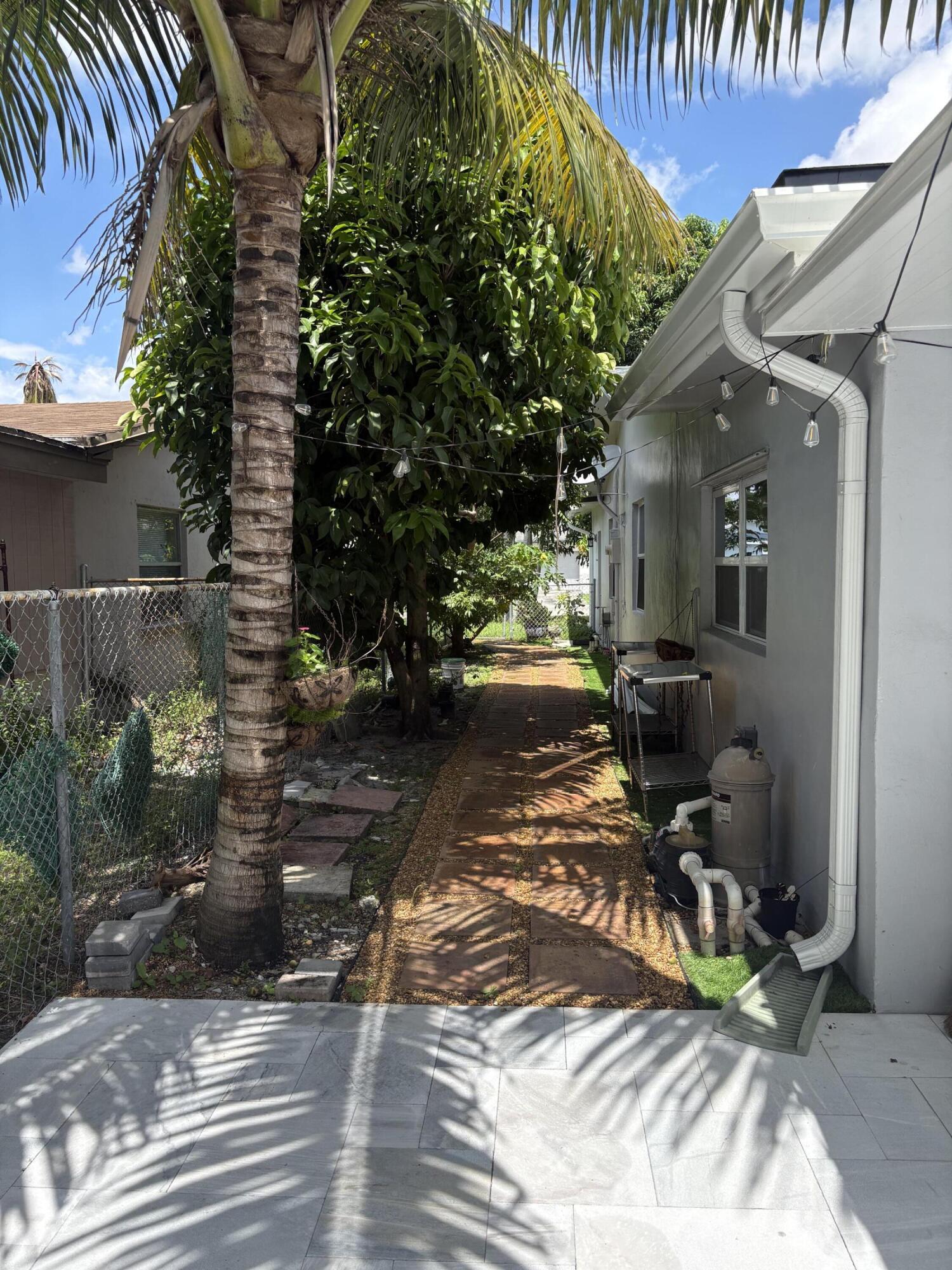 8250 SW 8TH, North Lauderdale FL 33068