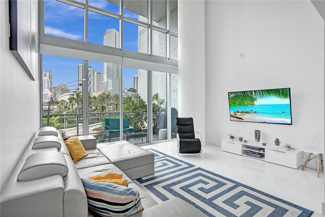 90 SW 3RD #TH300B, Miami FL 33130