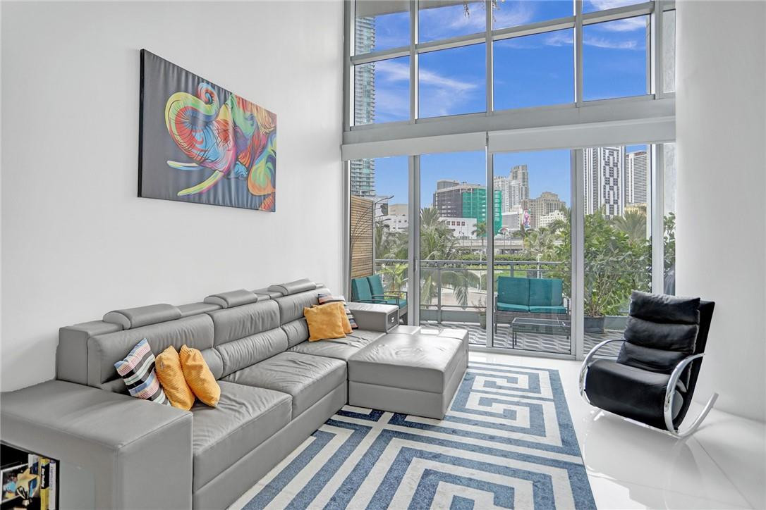 90 SW 3RD #TH300B, Miami FL 33130