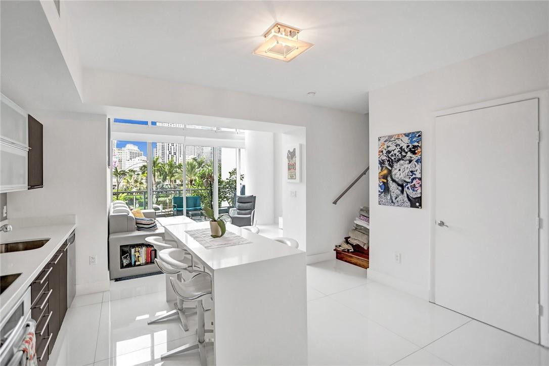 90 SW 3RD #TH300B, Miami FL 33130