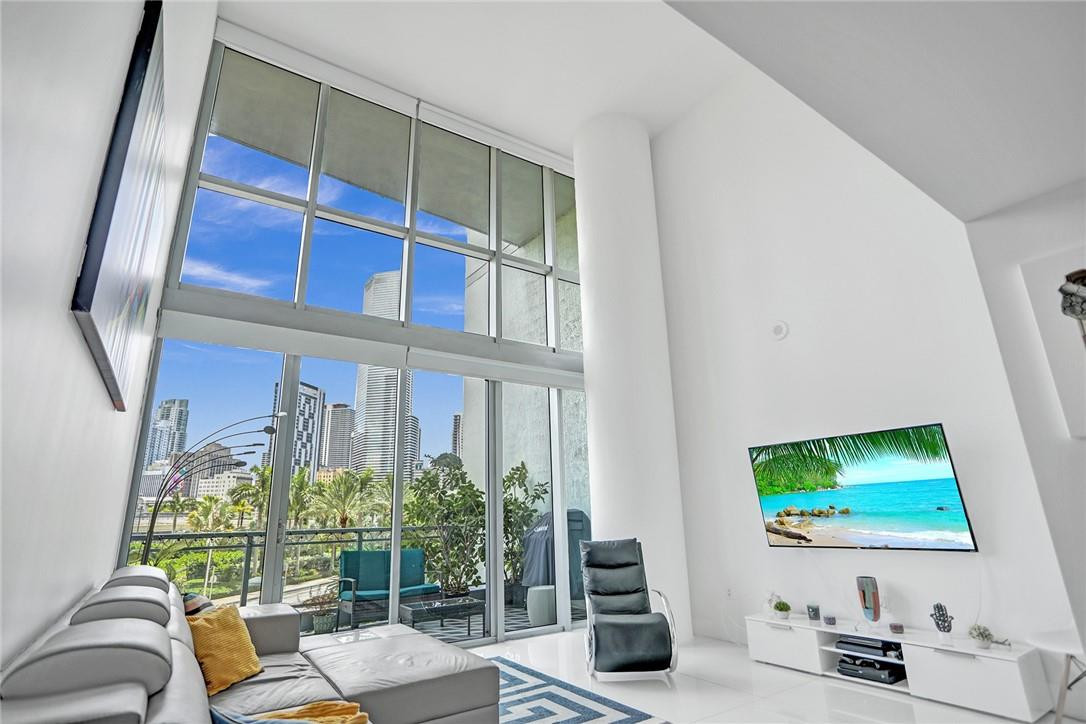 90 SW 3RD #TH300B, Miami FL 33130