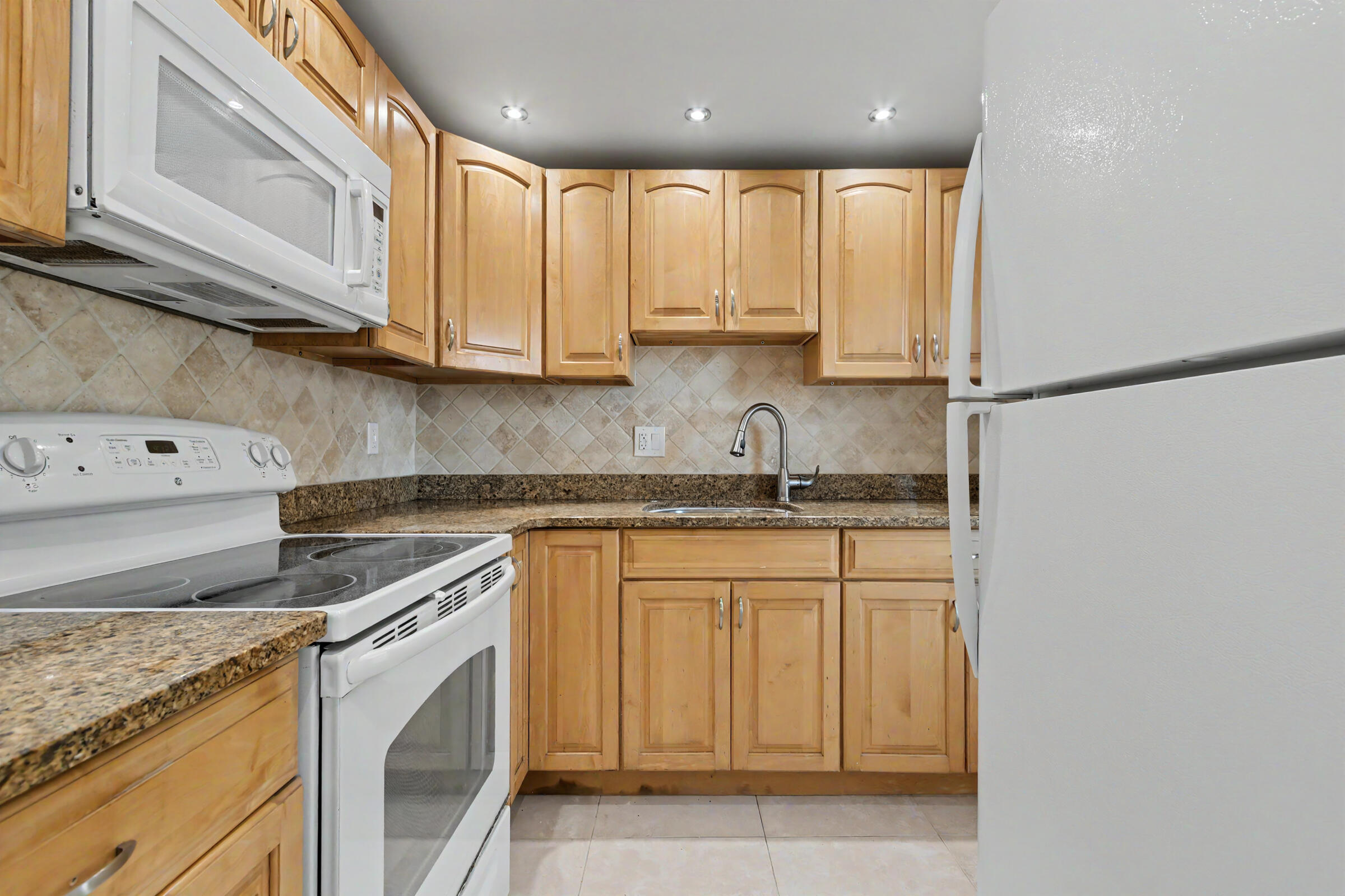 2555 NE 11TH #906, Fort Lauderdale FL 33304