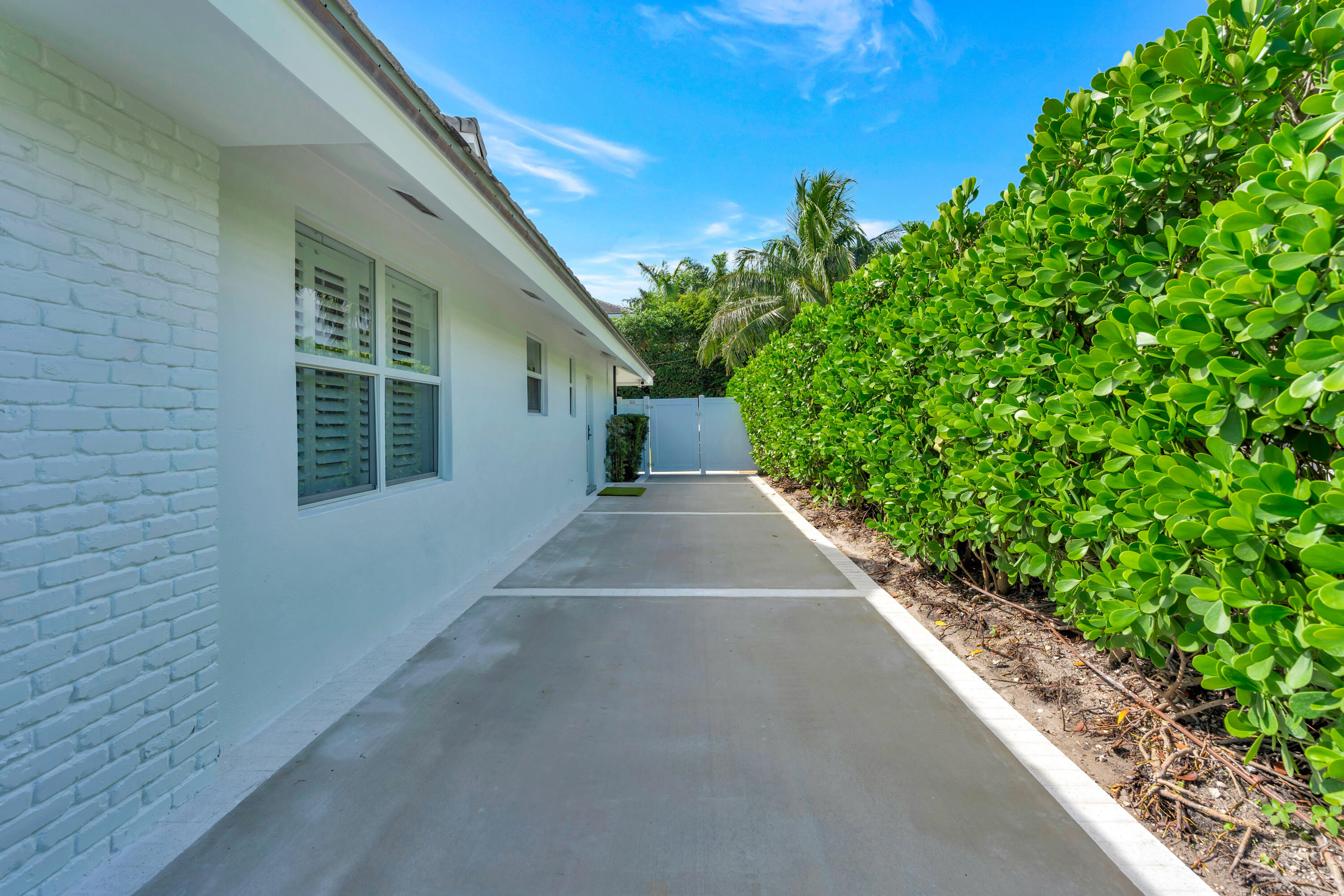 136 WORTH, West Palm Beach FL 33405