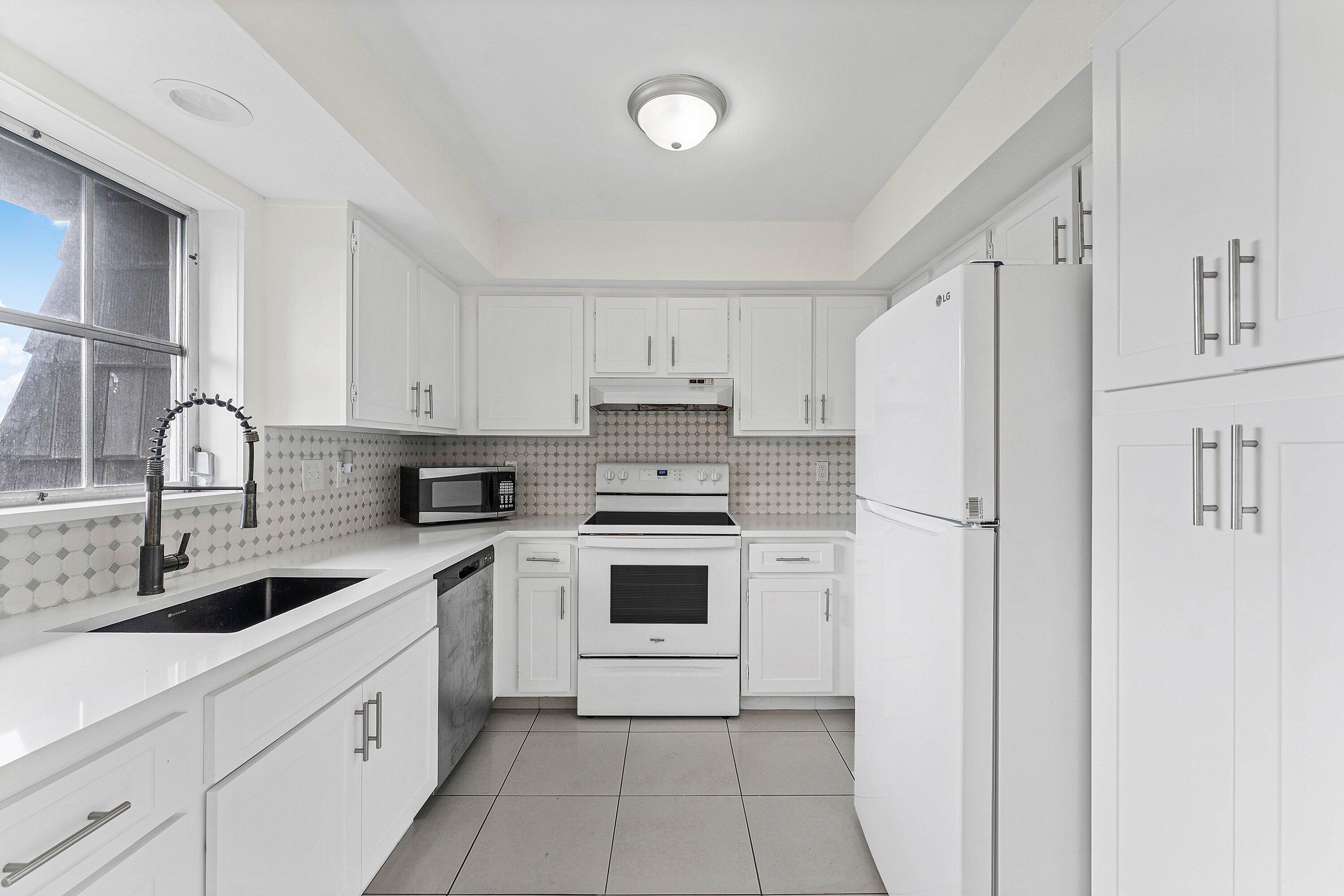 408 PINE TREE #12, Atlantis FL 33462