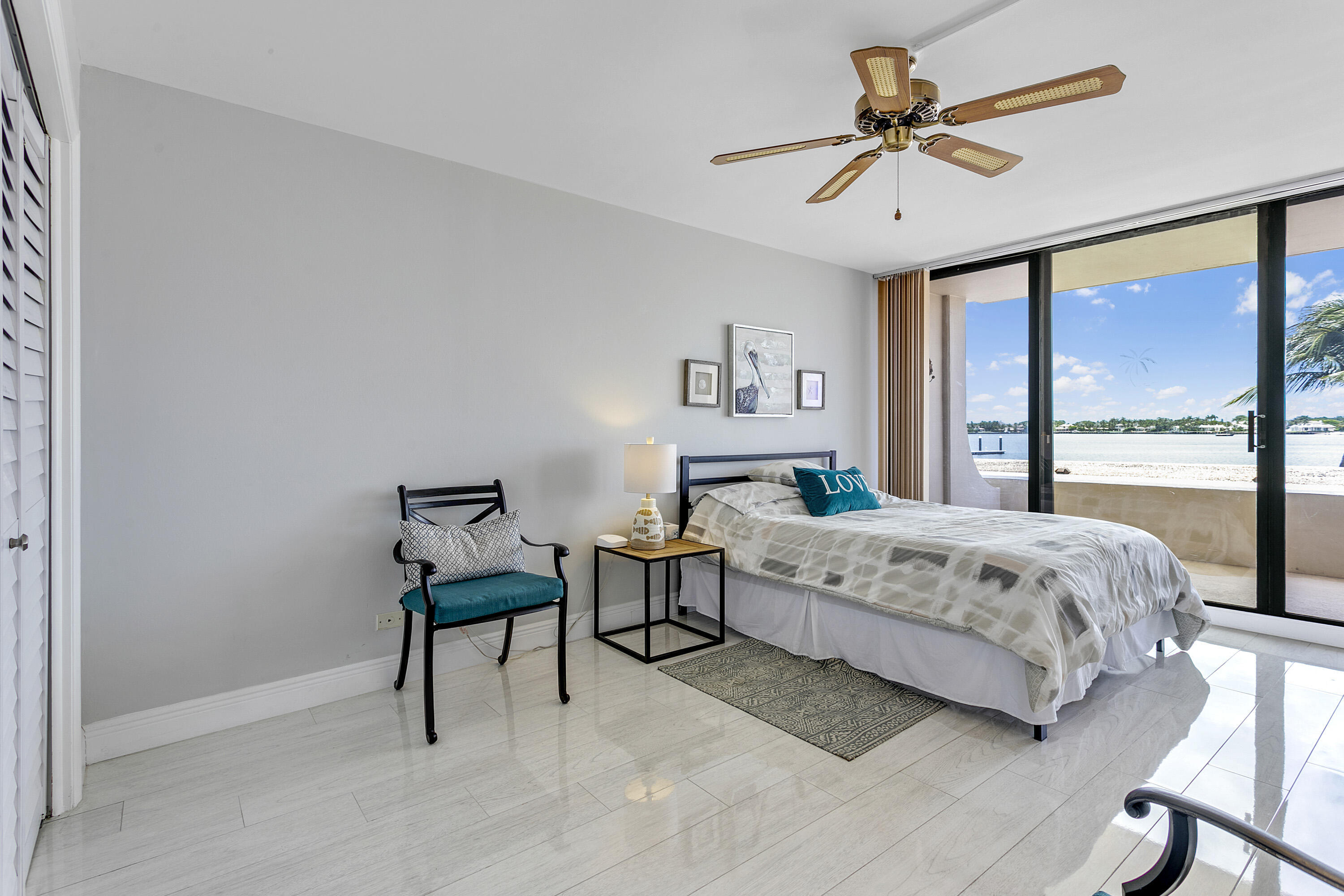 132 LAKESHORE #220, North Palm Beach FL 33408