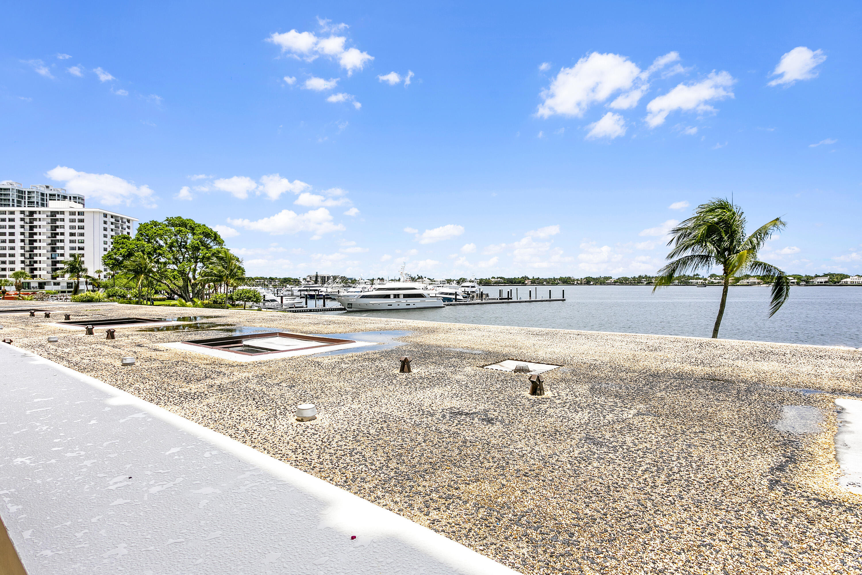 132 LAKESHORE #220, North Palm Beach FL 33408