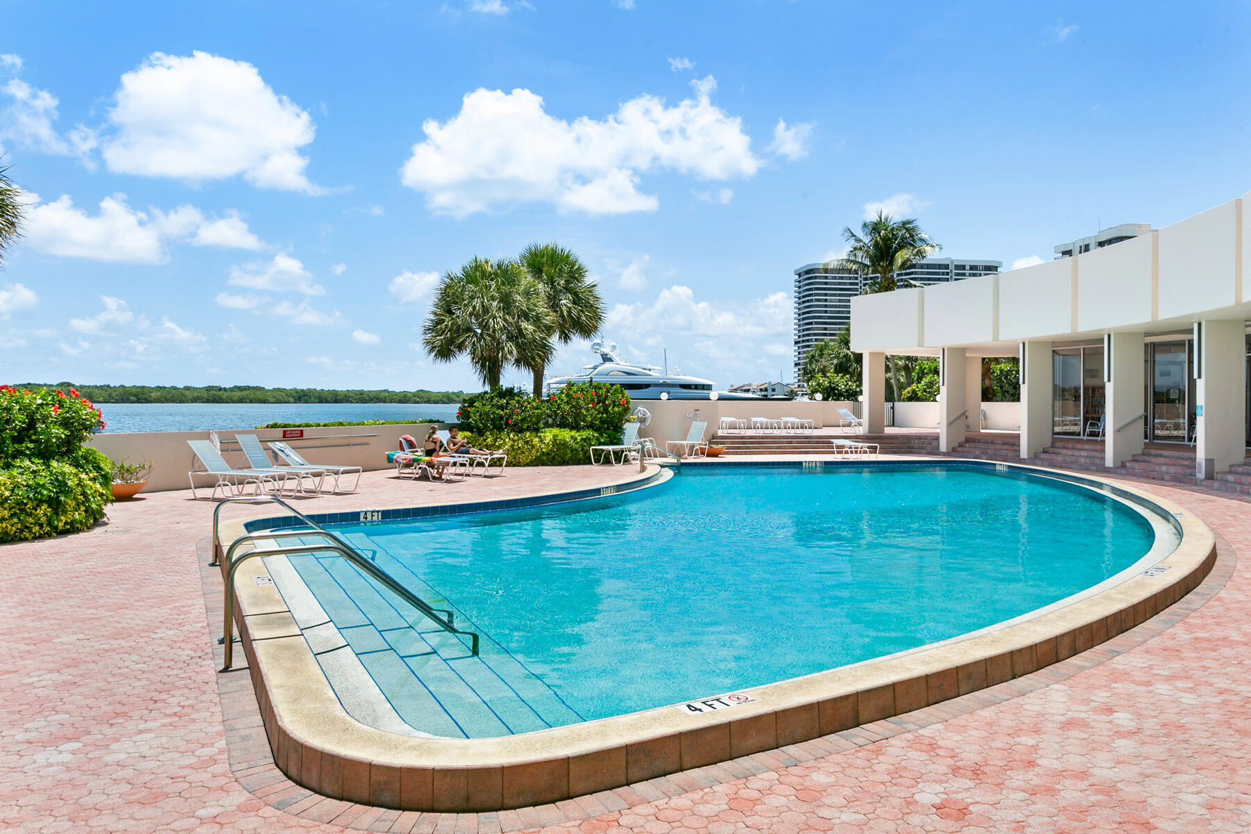 132 LAKESHORE #220, North Palm Beach FL 33408