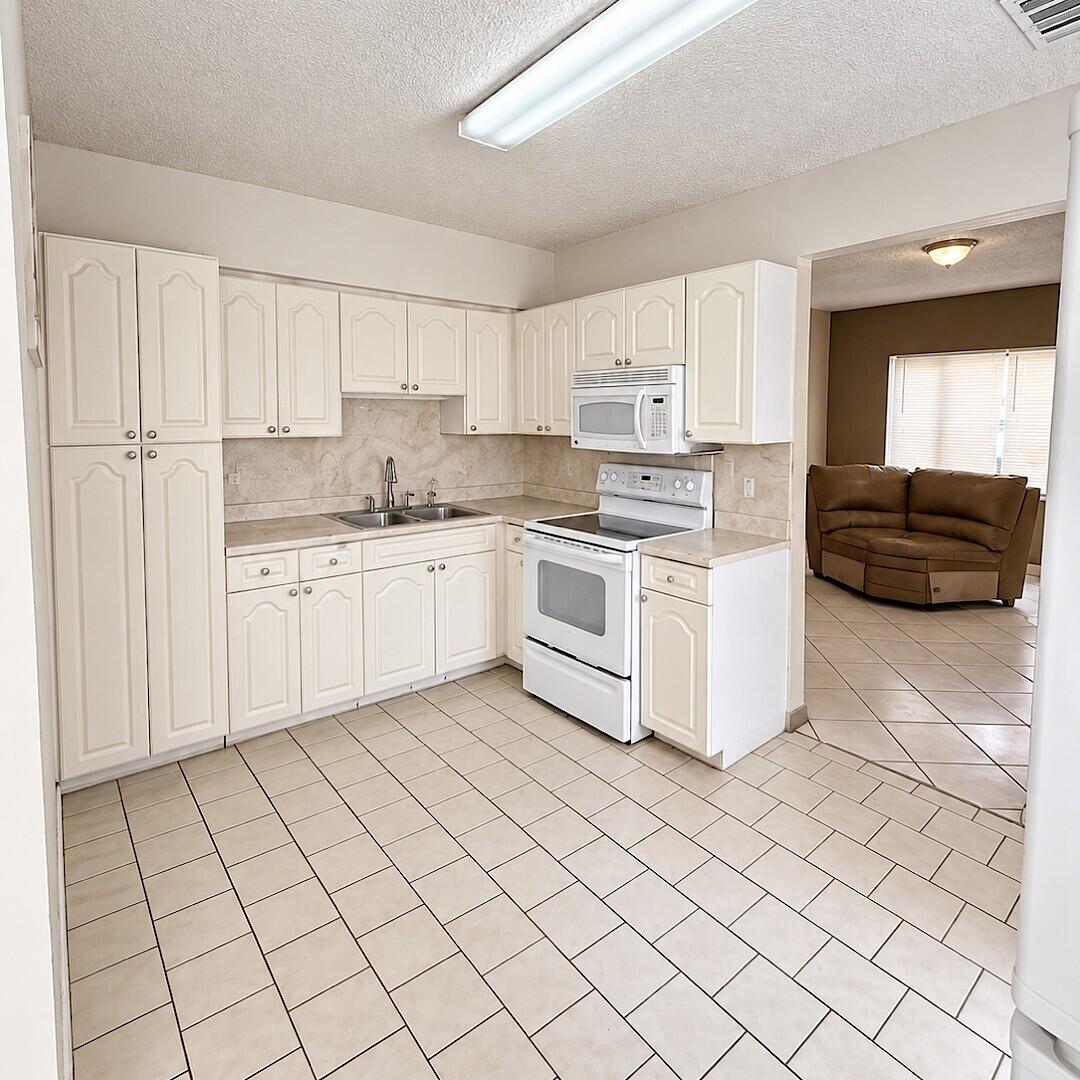 915 RUTLAND, Opa Locka FL 33054