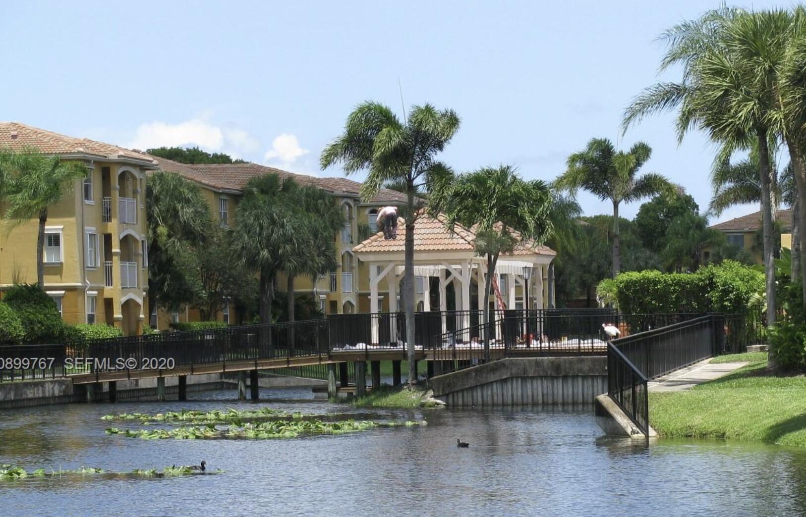 155 NW 96TH #Bldg 2 apt 302, Pembroke Pines FL 33024