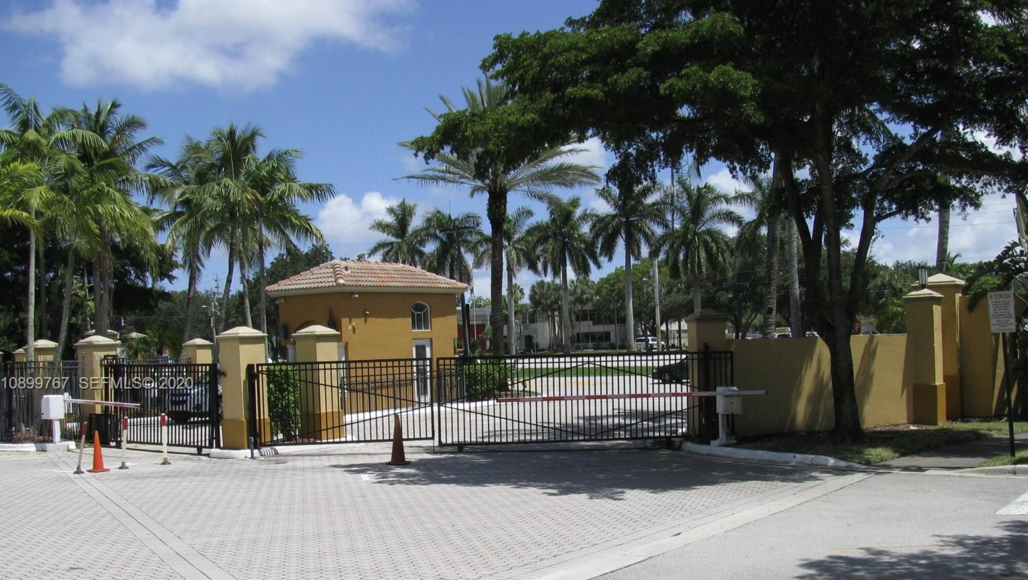 155 NW 96TH #Bldg 2 apt 302, Pembroke Pines FL 33024