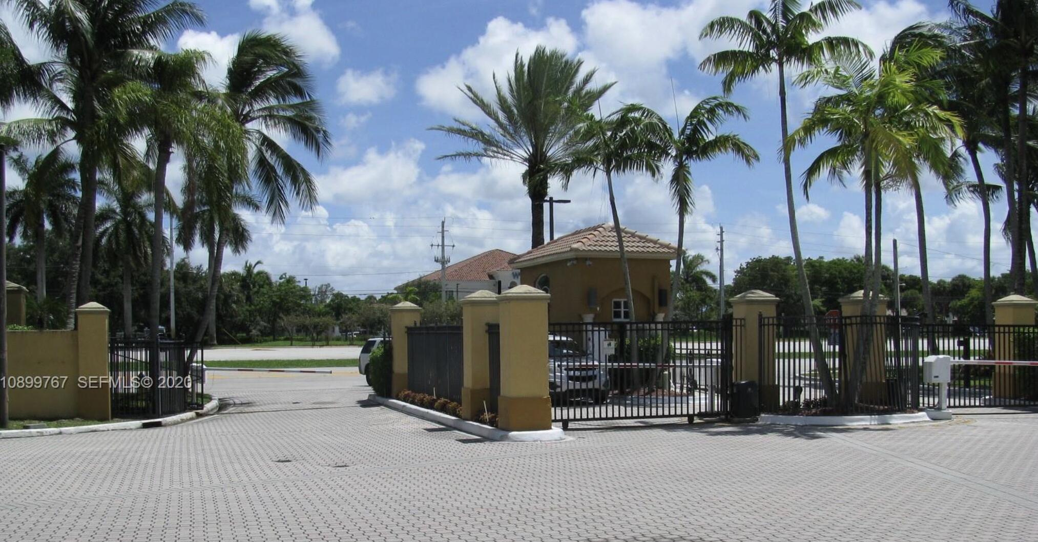 155 NW 96TH #Bldg 2 apt 302, Pembroke Pines FL 33024