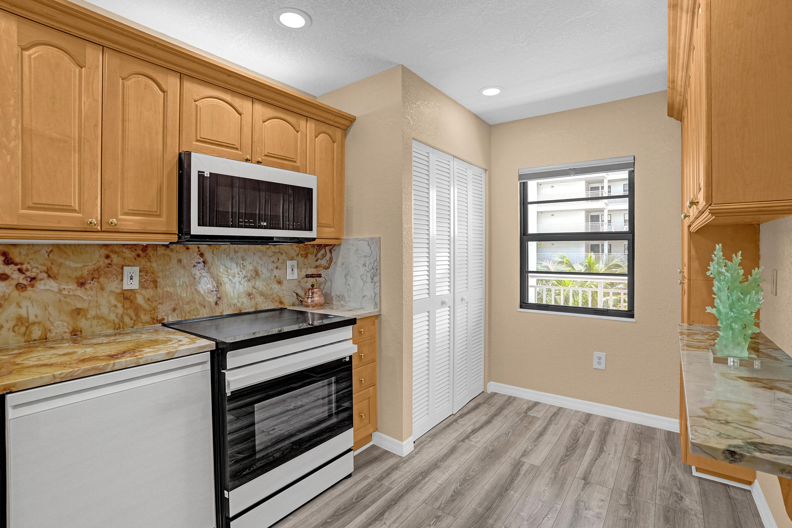 3100 NE 48TH #609, Fort Lauderdale FL 33308