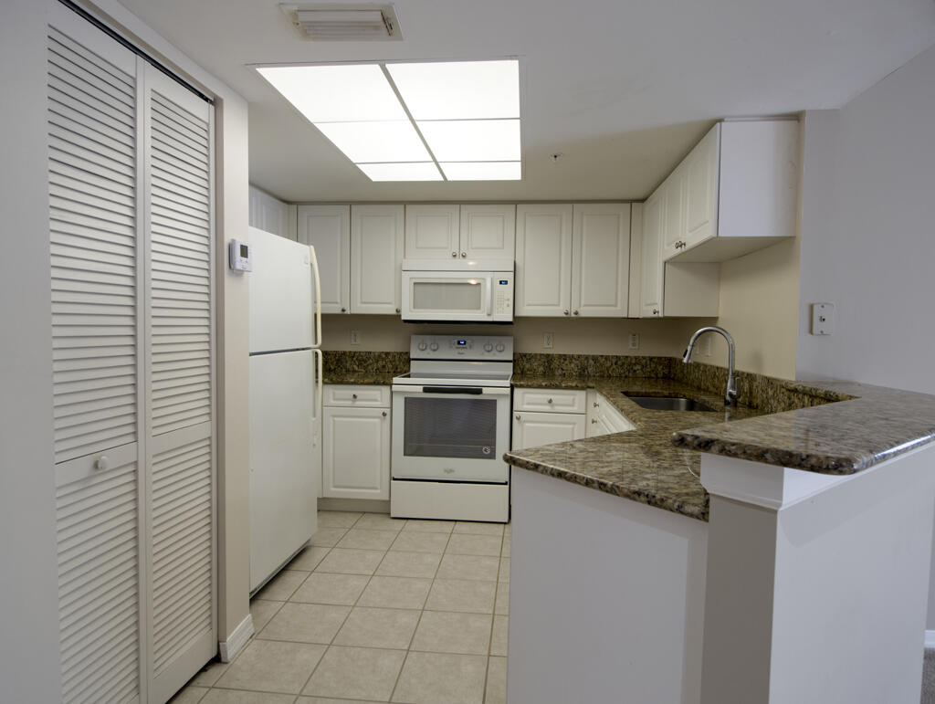 500 CRESTWOOD #506, Royal Palm Beach FL 33411