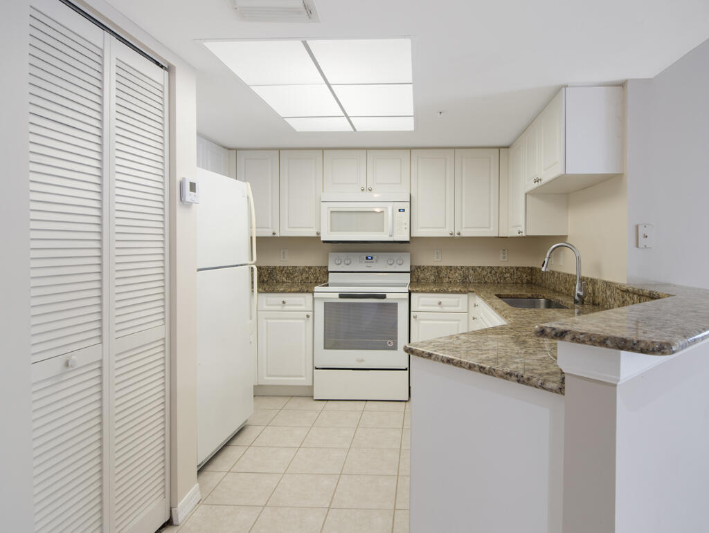 500 CRESTWOOD #506, Royal Palm Beach FL 33411