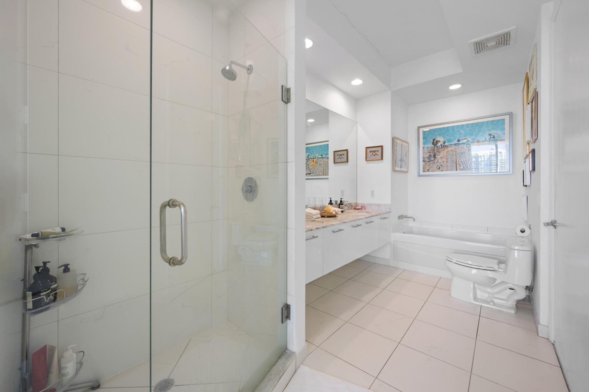 55 SE 6TH #4300, Miami FL 33131
