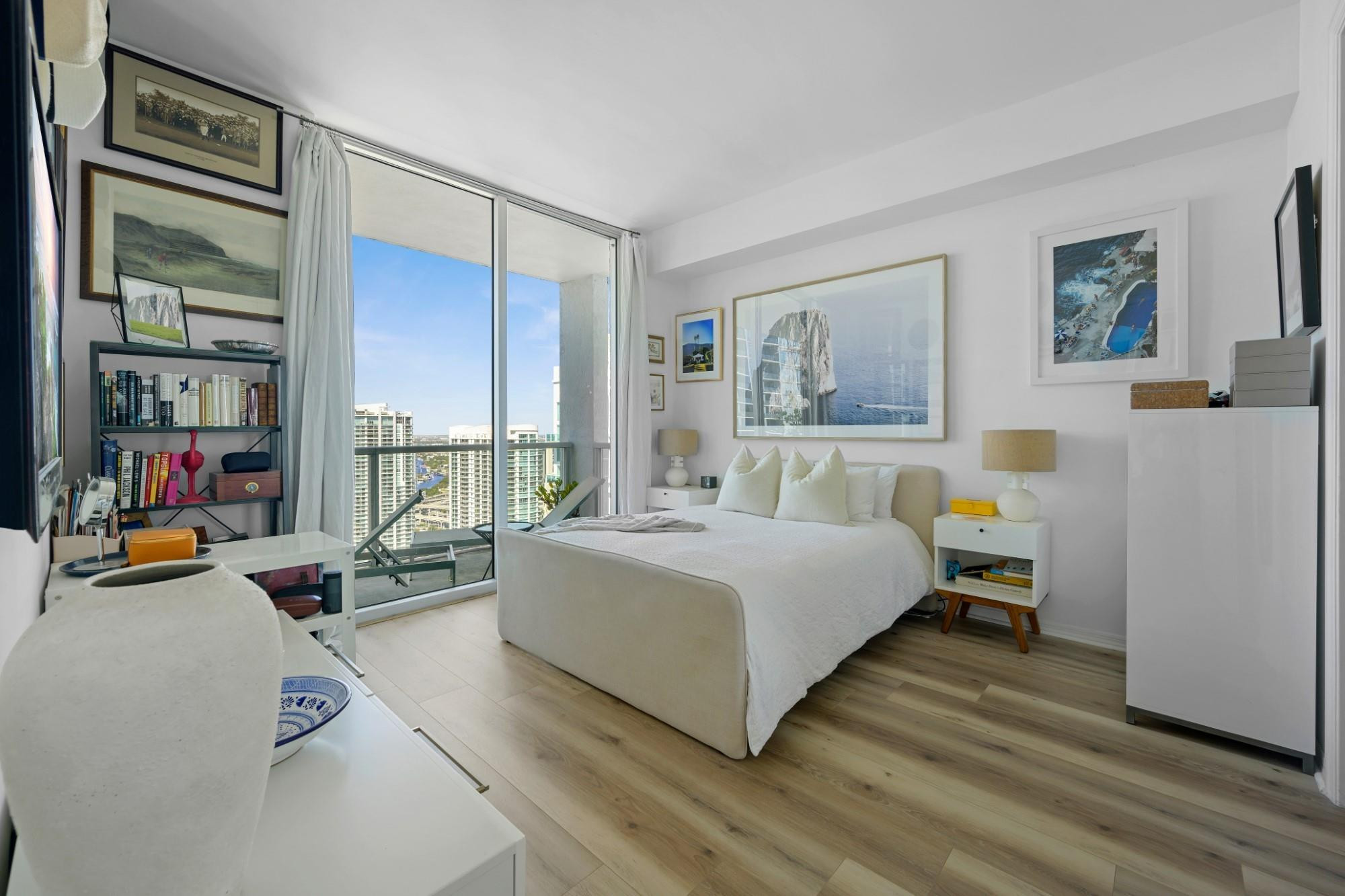 55 SE 6TH #4300, Miami FL 33131