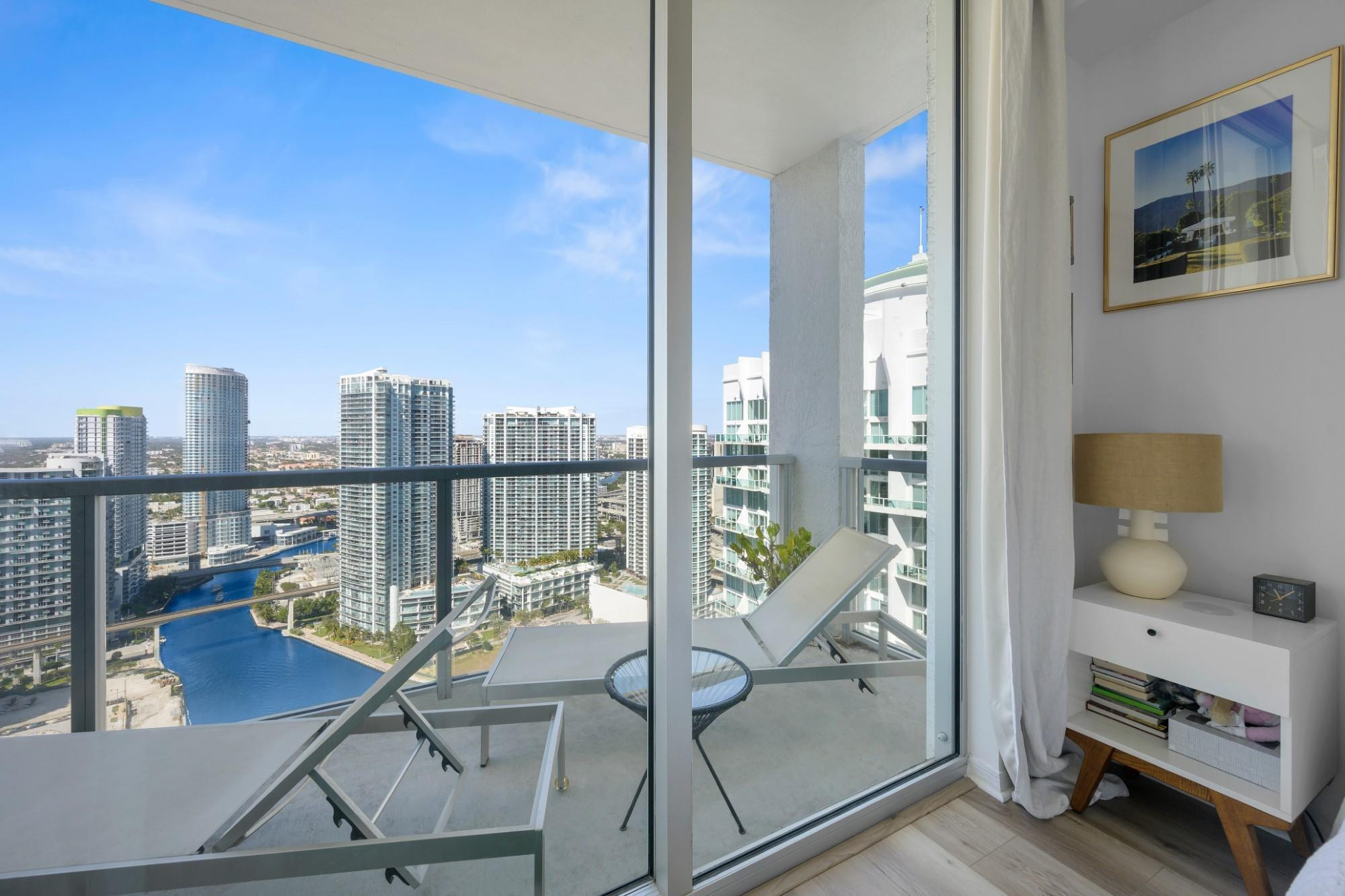 55 SE 6TH #4300, Miami FL 33131