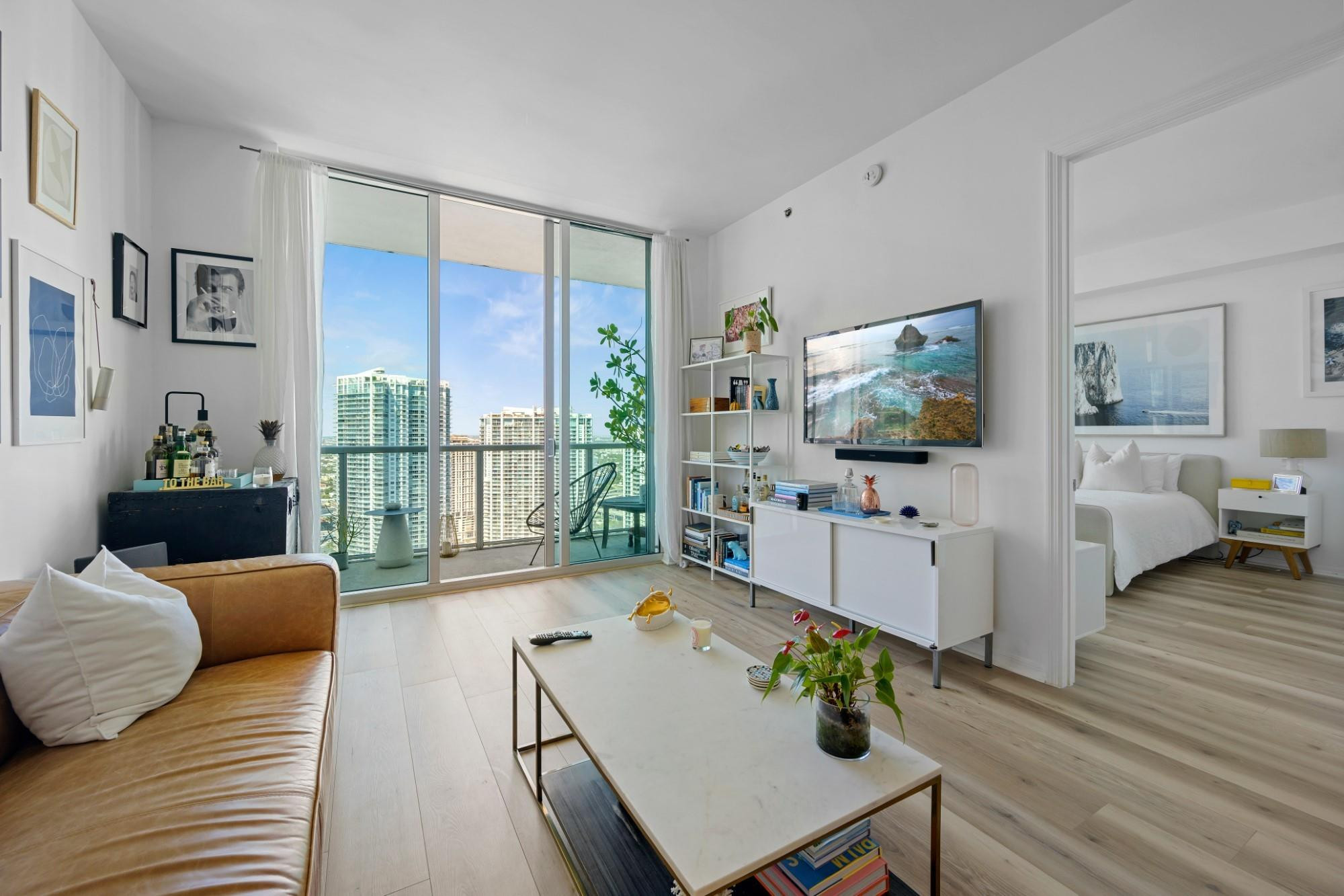55 SE 6TH #4300, Miami FL 33131
