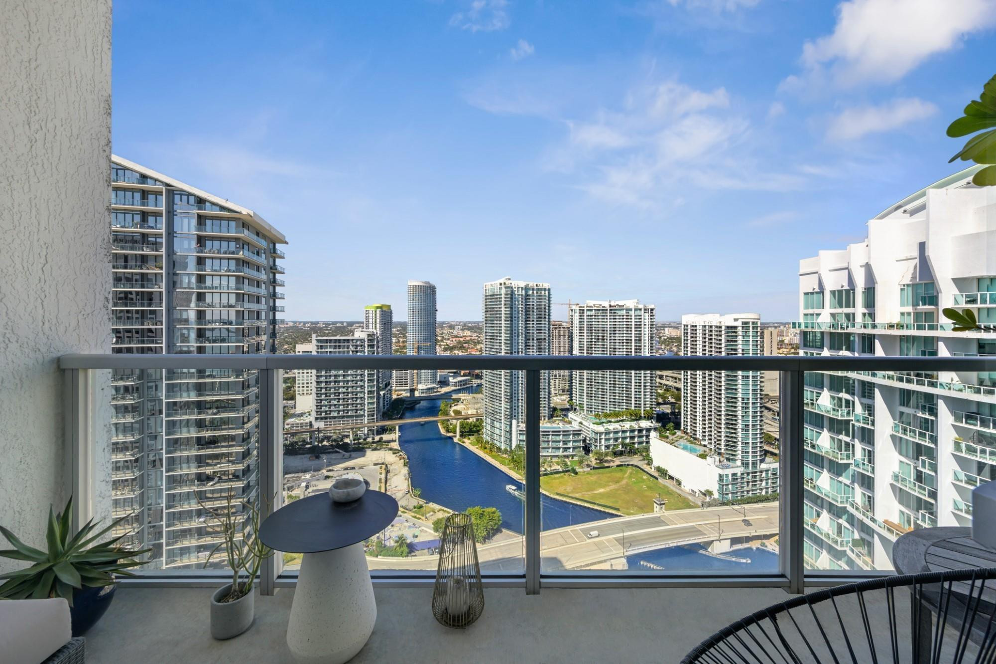 55 SE 6TH #4300, Miami FL 33131