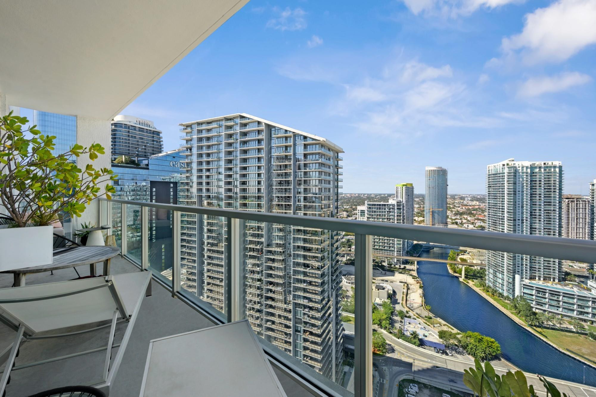 55 SE 6TH #4300, Miami FL 33131