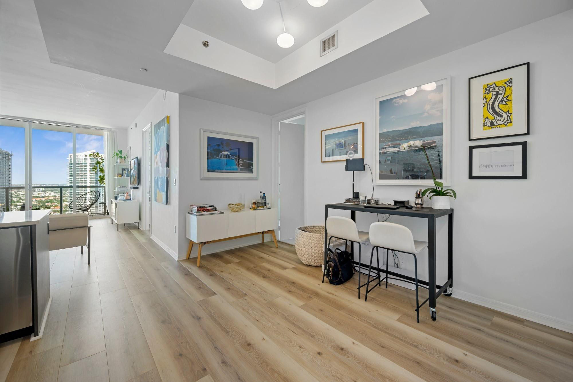 55 SE 6TH #4300, Miami FL 33131
