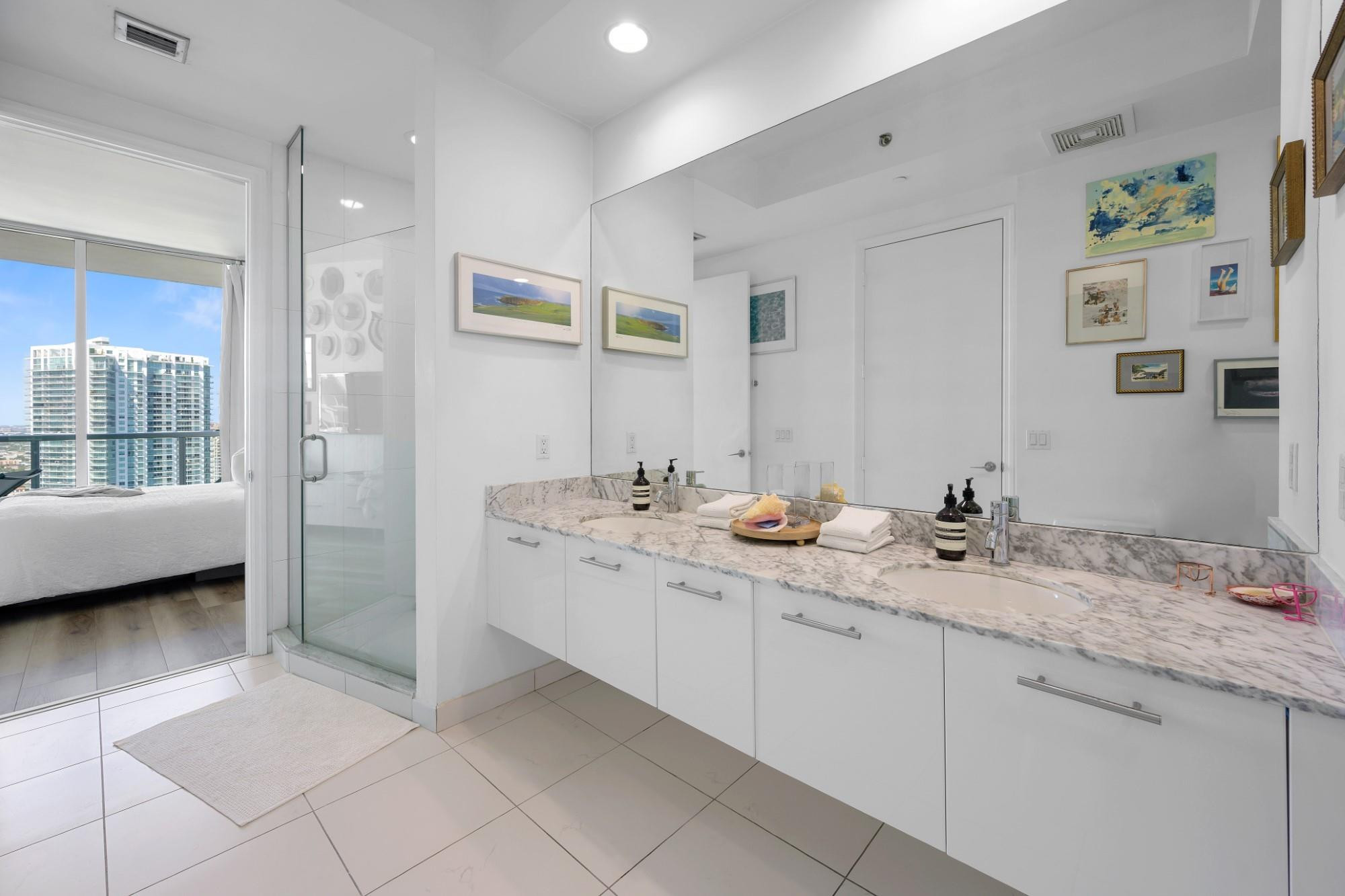 55 SE 6TH #4300, Miami FL 33131