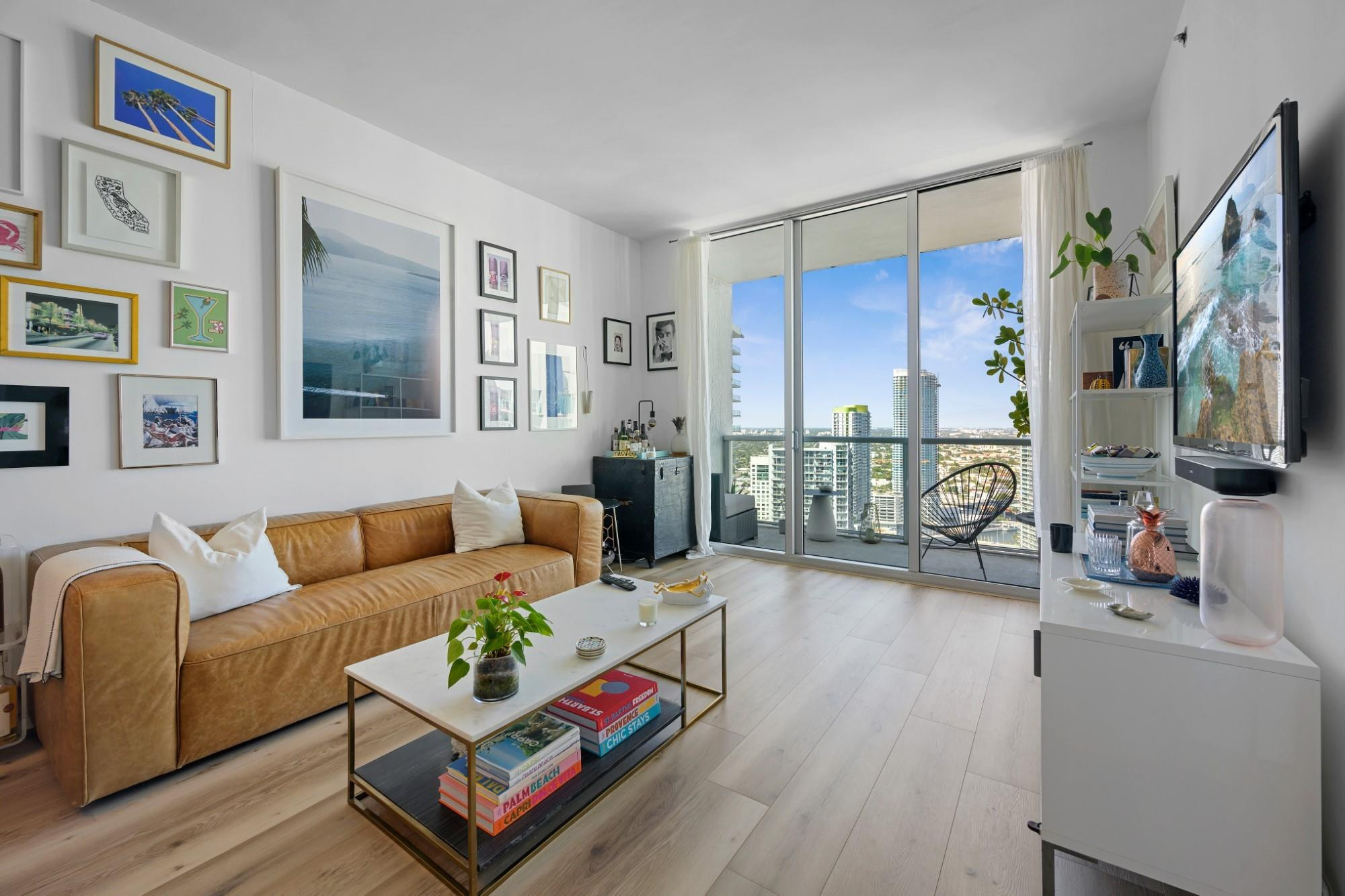55 SE 6TH #4300, Miami FL 33131