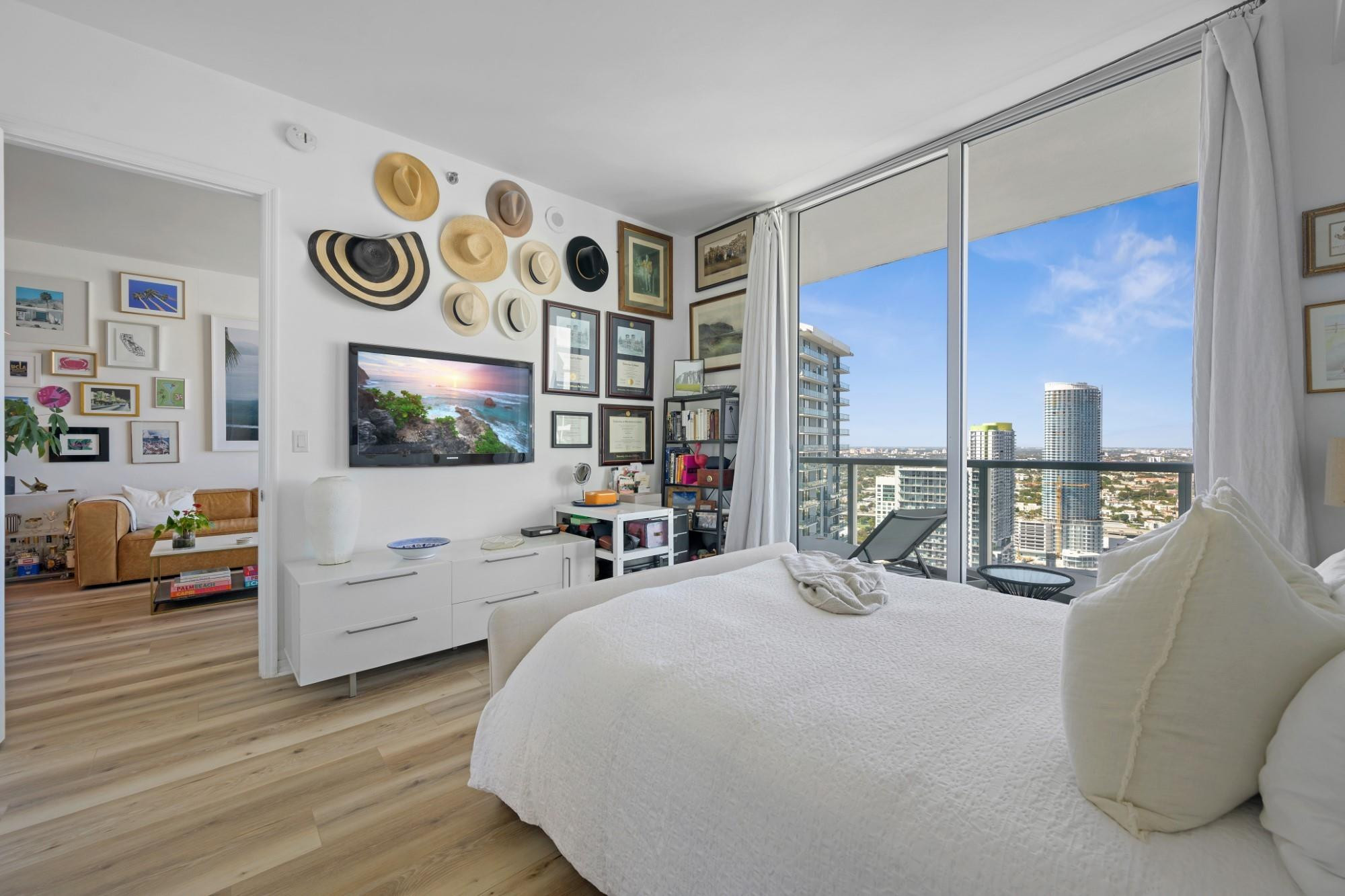 55 SE 6TH #4300, Miami FL 33131