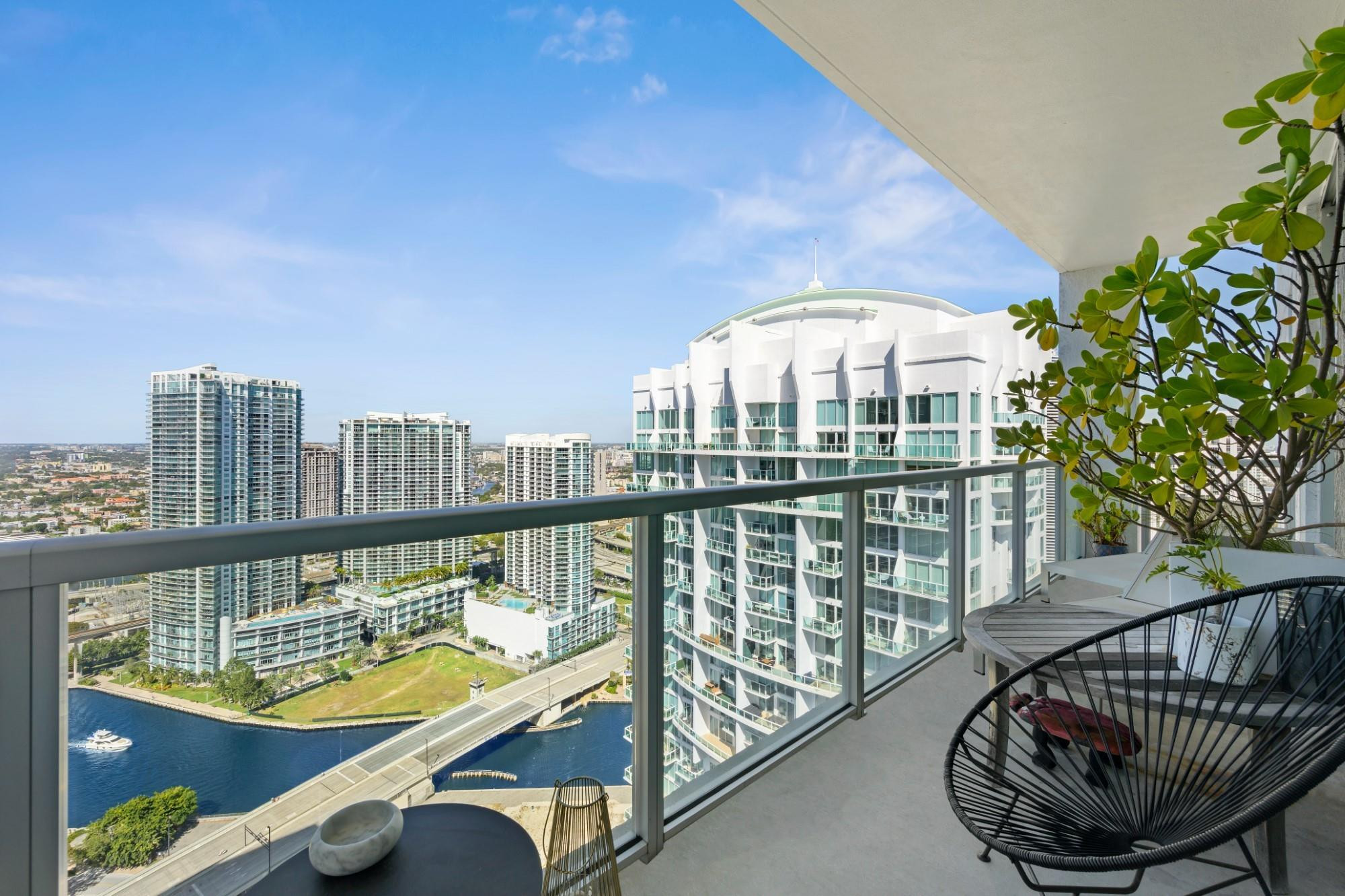 55 SE 6TH #4300, Miami FL 33131