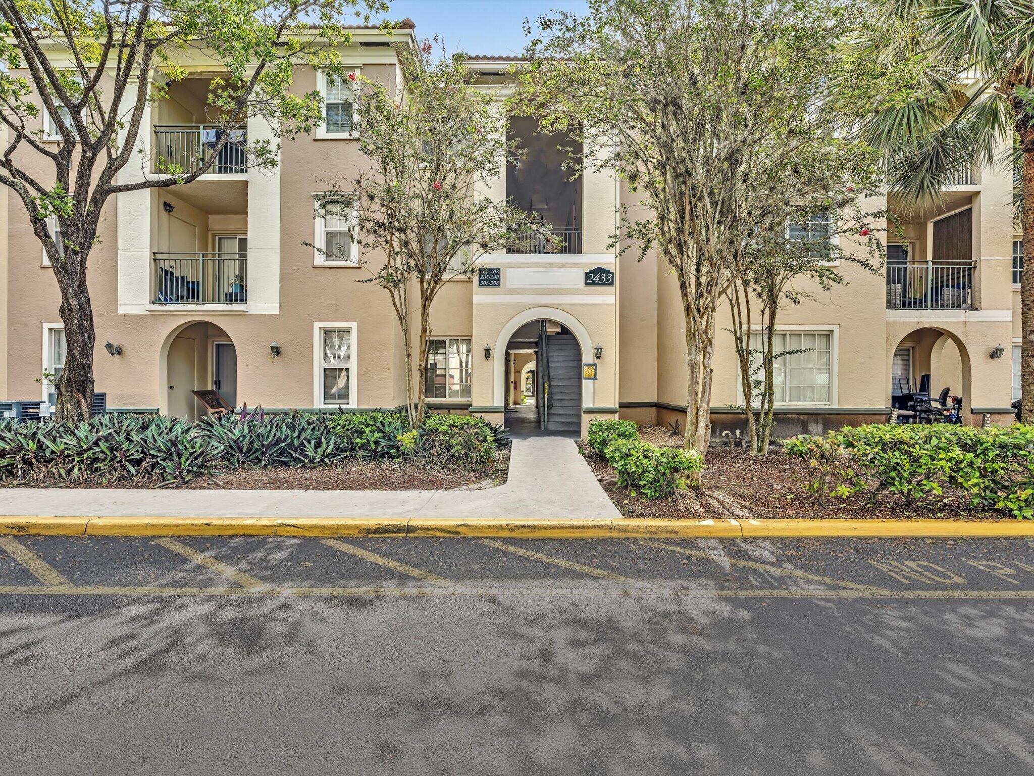 2433 Centergate #306, Miramar FL 33025