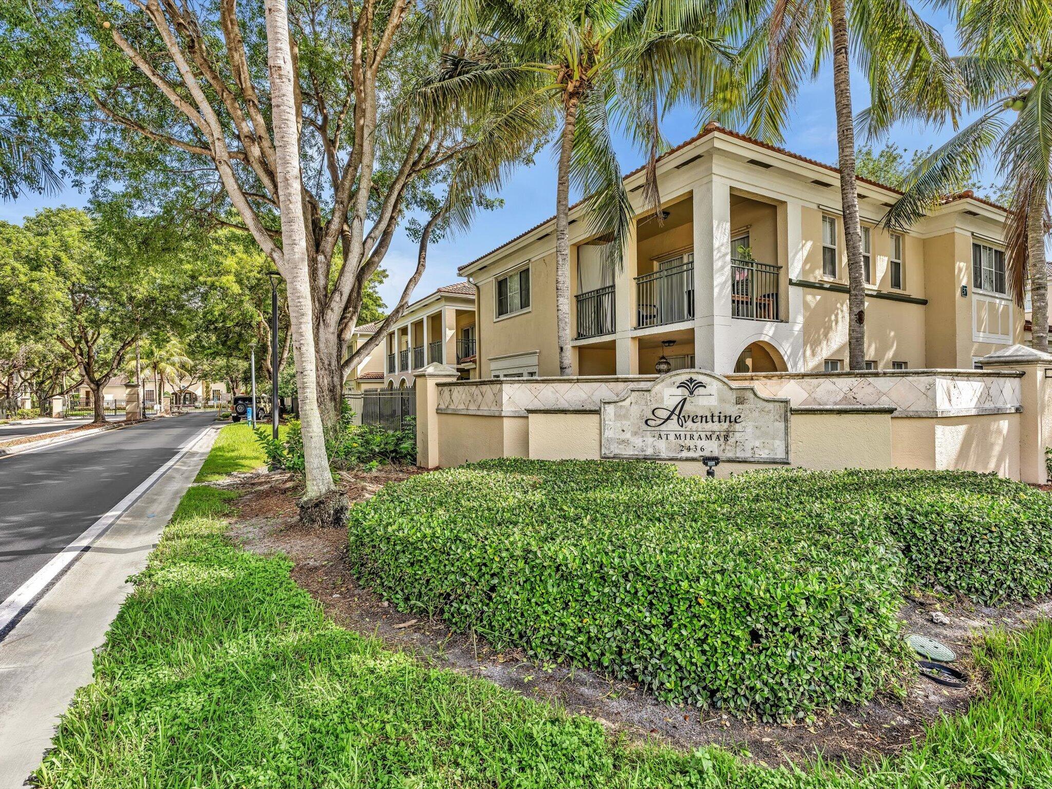 2433 Centergate #306, Miramar FL 33025
