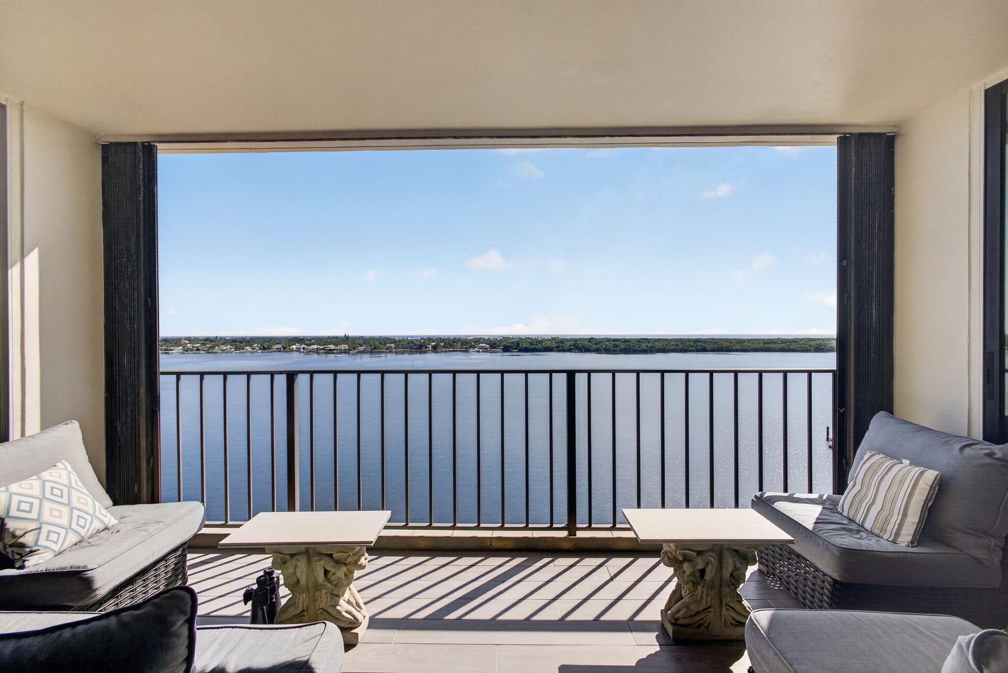 126 LAKESHORE #1125, North Palm Beach FL 33408