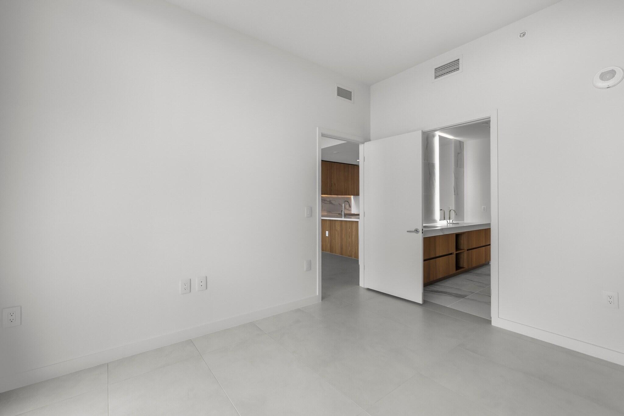 1400 Biscayne #3604, Miami FL 33132