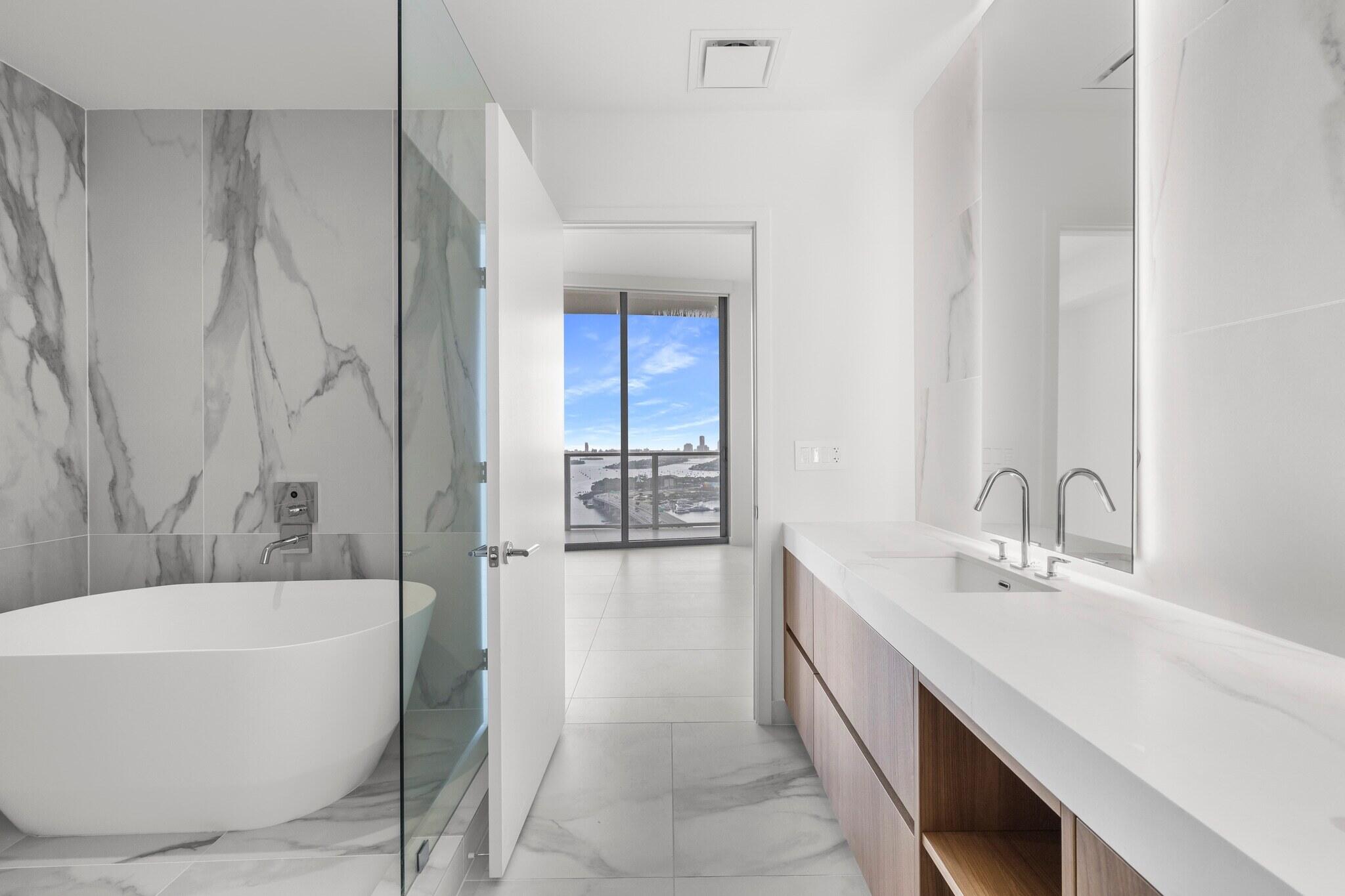 1400 Biscayne #3604, Miami FL 33132
