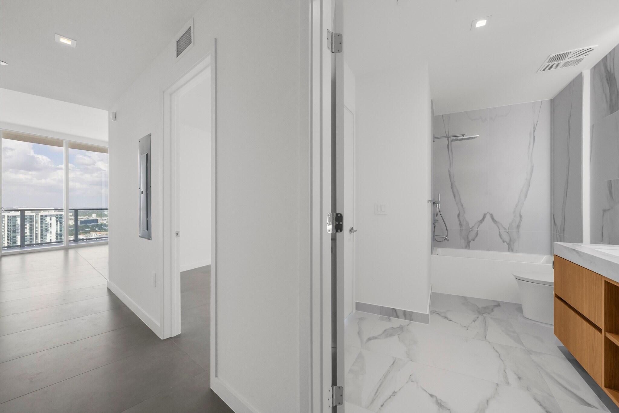 1400 Biscayne #3607, Miami FL 33132