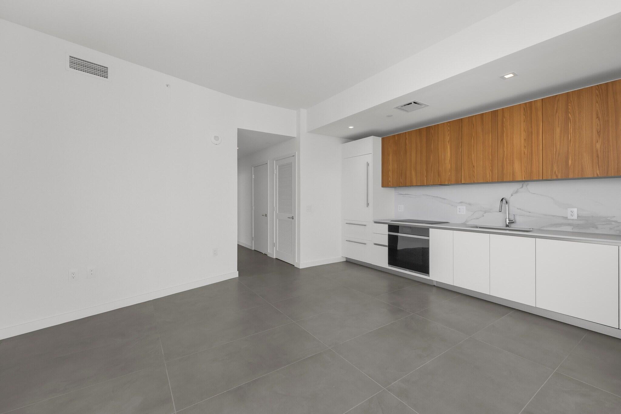 1400 Biscayne #3607, Miami FL 33132