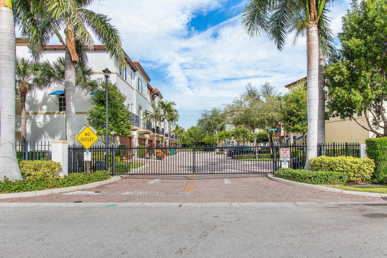 803 ESTANCIA, Boynton Beach FL 33435