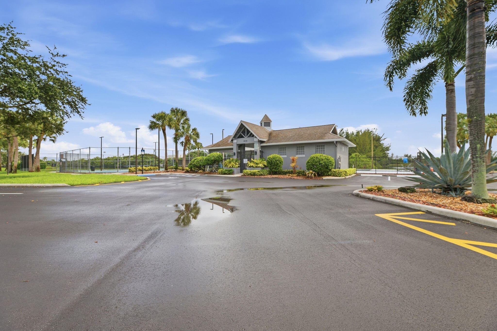 9823 N Grand Duke, Tamarac FL 33321