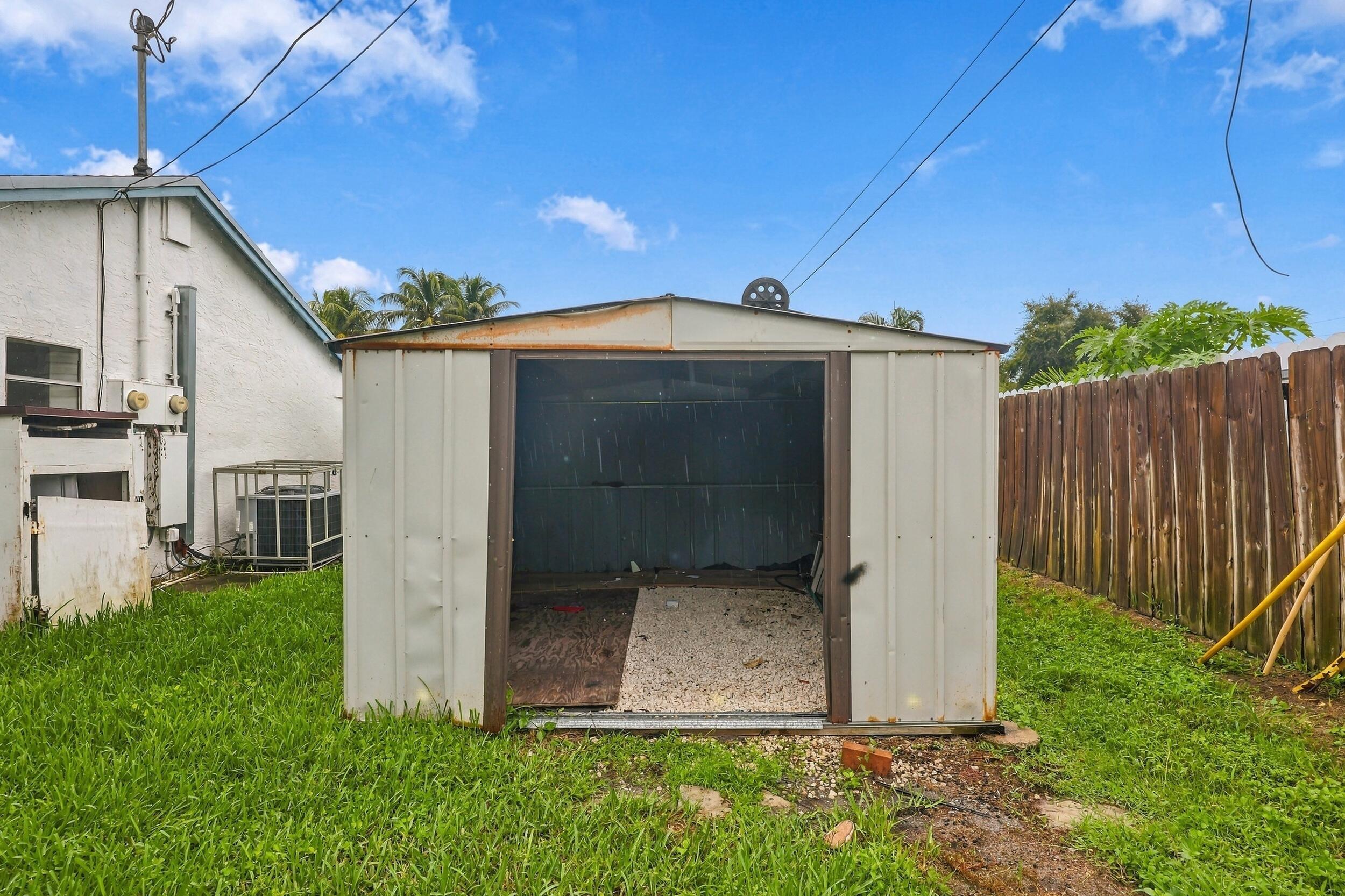 120 Pleasant #2, Palm Springs FL 33461