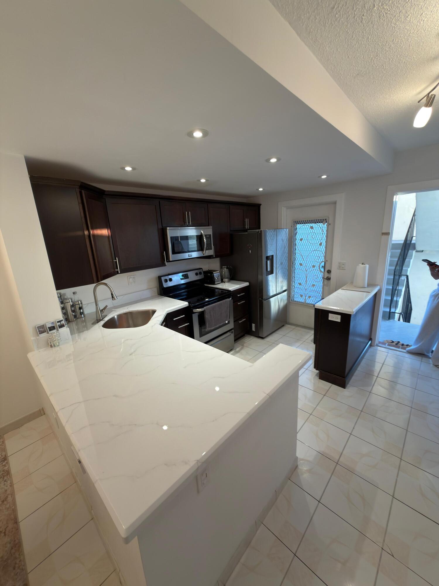450 PARADISE ISLE #201, Hallandale Beach FL 33009
