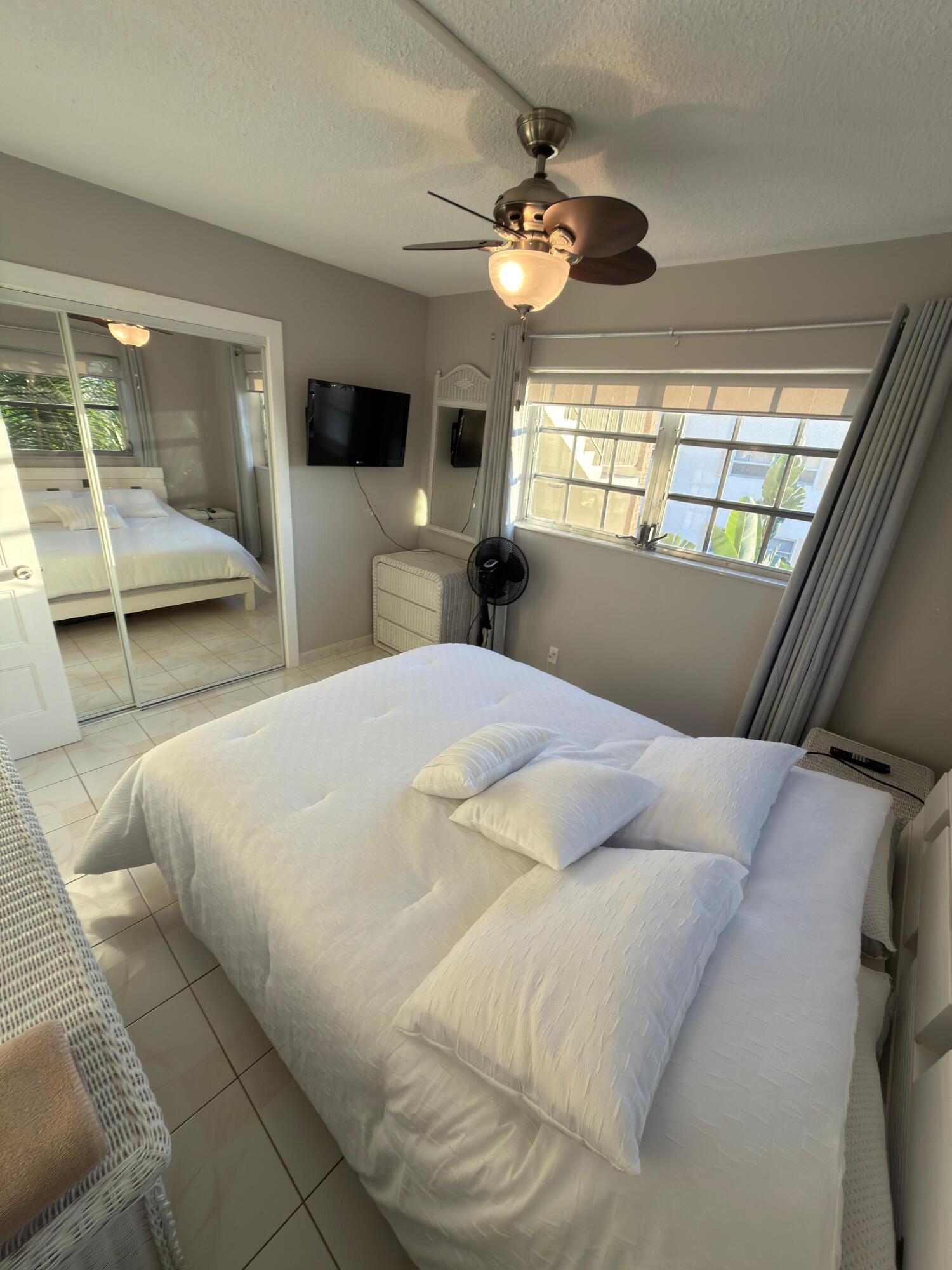 450 PARADISE ISLE #201, Hallandale Beach FL 33009
