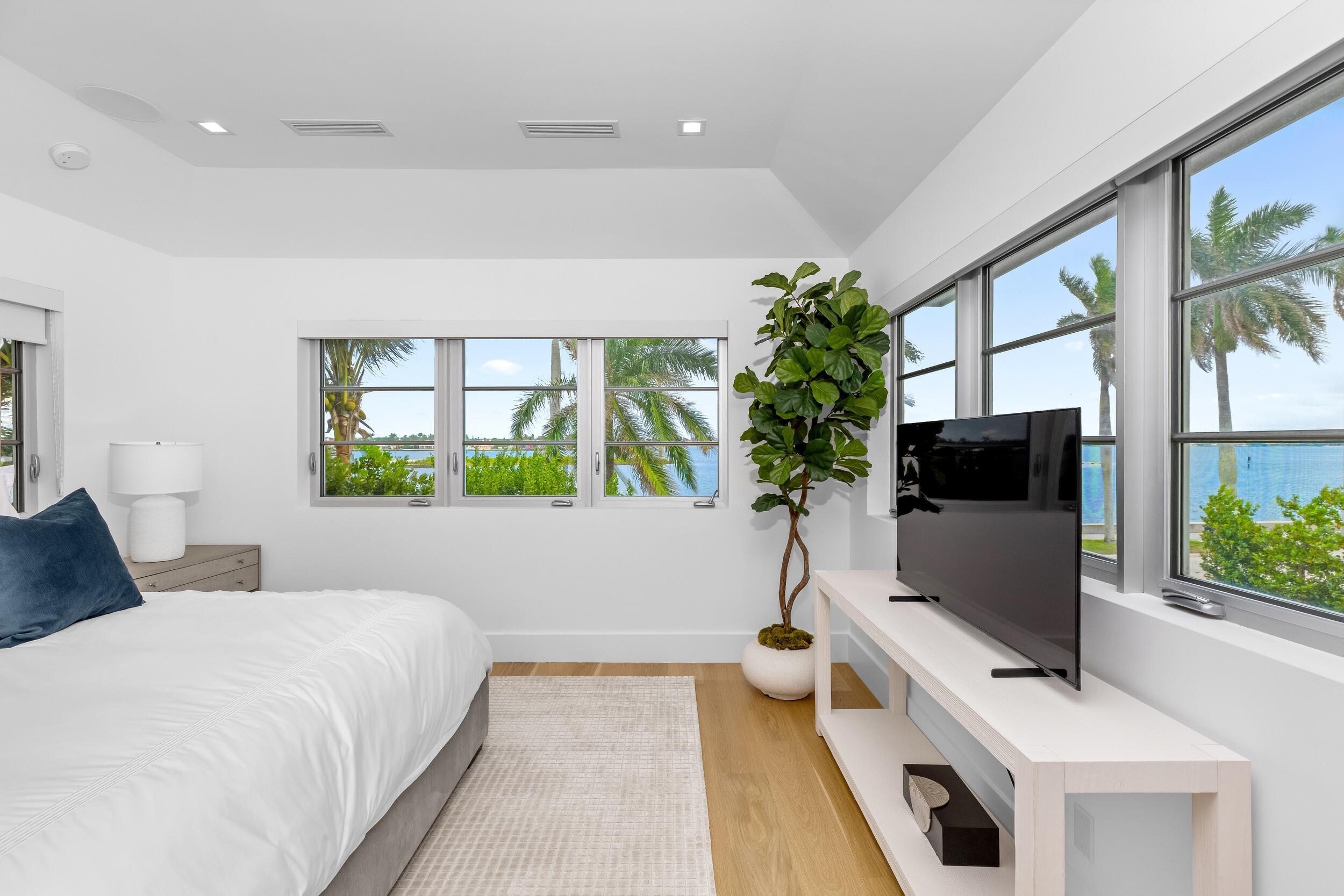 2745 S Flagler, West Palm Beach FL 33405